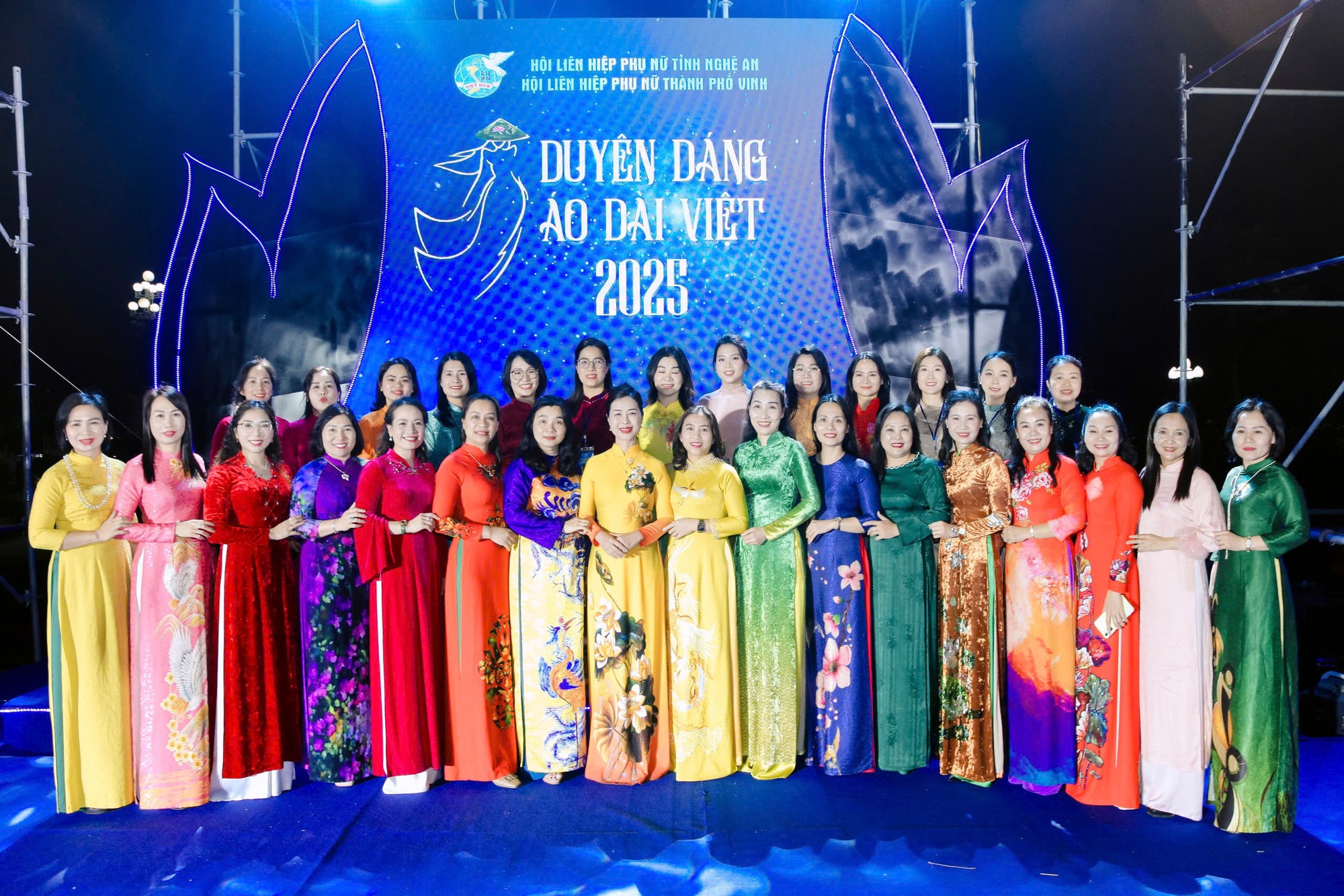 Rực rỡ "Tuần lễ áo dài" tại thành phố Vinh- Ảnh 4. Rực rỡ "Tuần lễ áo dài" tại thành phố Vinh- Ảnh 4.