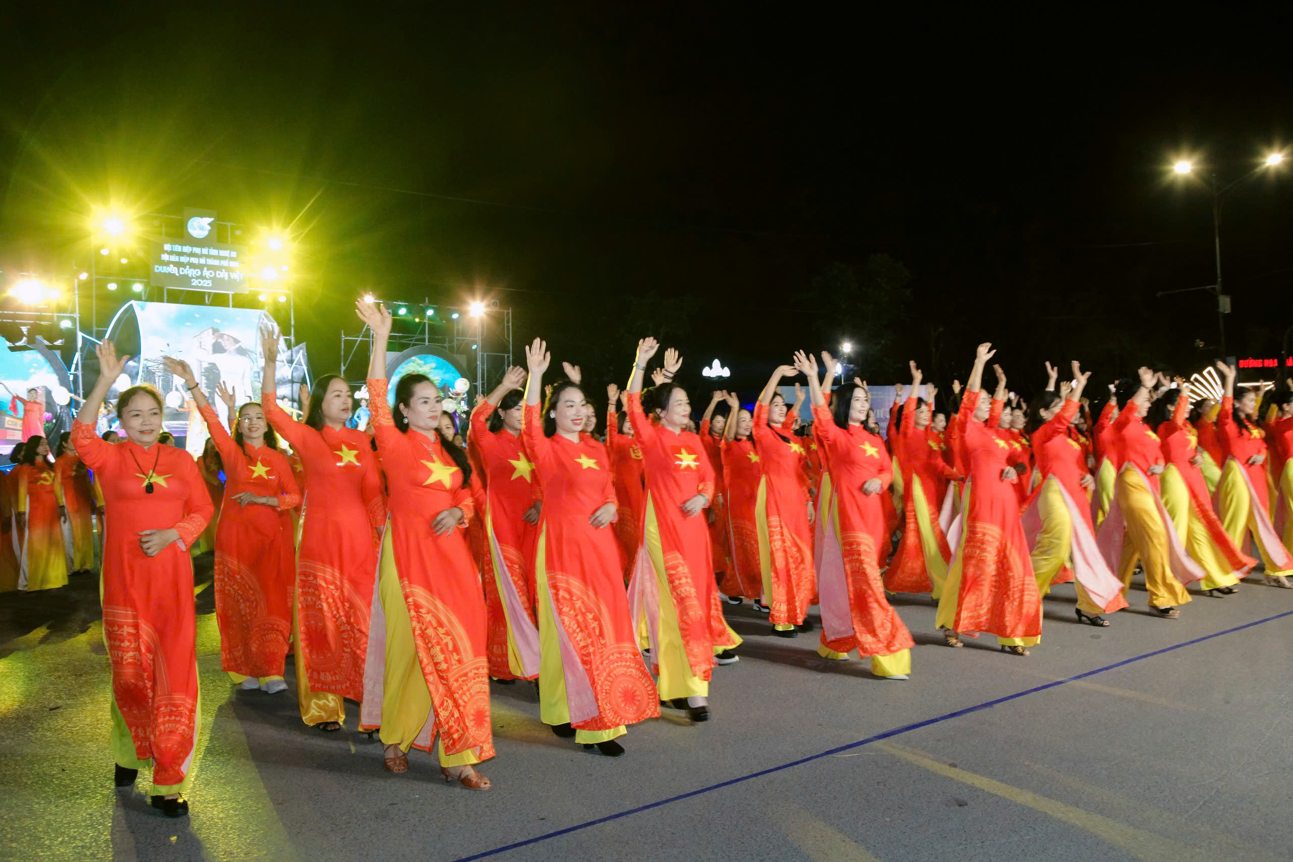 Rực rỡ "Tuần lễ áo dài" tại thành phố Vinh- Ảnh 3. Rực rỡ "Tuần lễ áo dài" tại thành phố Vinh- Ảnh 3.