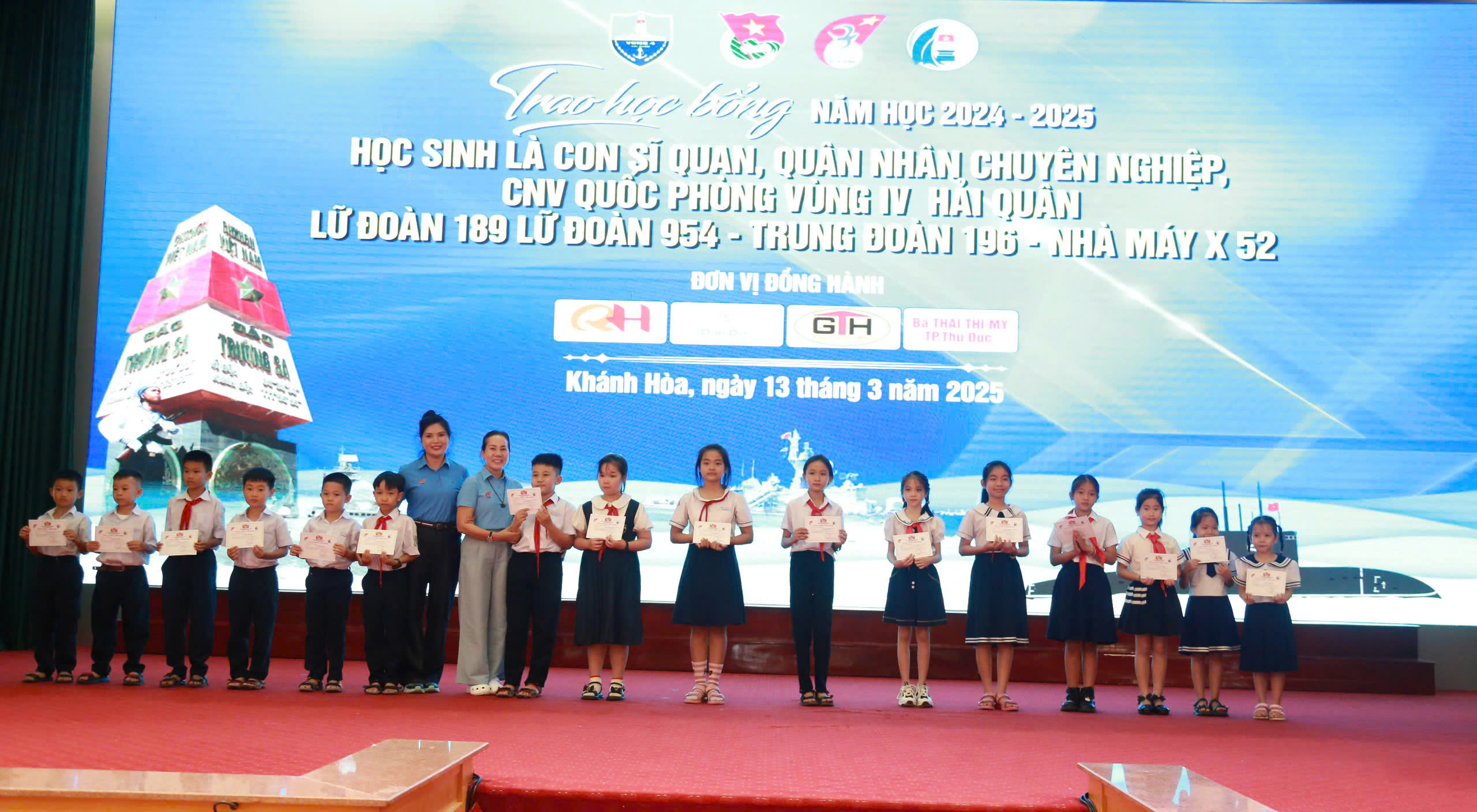 Attribution de 290 bourses Vu A Dinh pour aider les enfants de familles de militaires à aller à l'école - Photo 1. Trao 290 suất học bổng Vừ A Dính tiếp sức con em gia đình quân nhân đến trường- Ảnh 1.