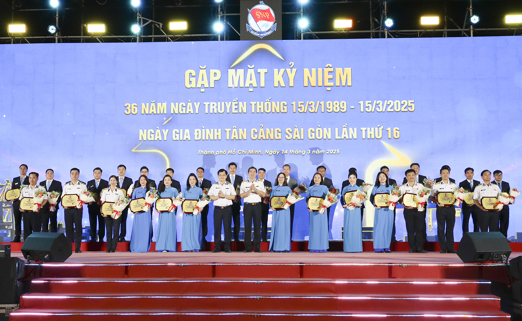 សាជីវកម្ម Saigon Newport ផ្តល់កិត្តិយសដល់កម្មករឆ្នើមជាង ៤០០ នាក់ - រូបថត ៣. Tổng công ty Tân cảng Sài Gòn vinh danh hơn 400 người lao động tiêu biểu- Ảnh 3.