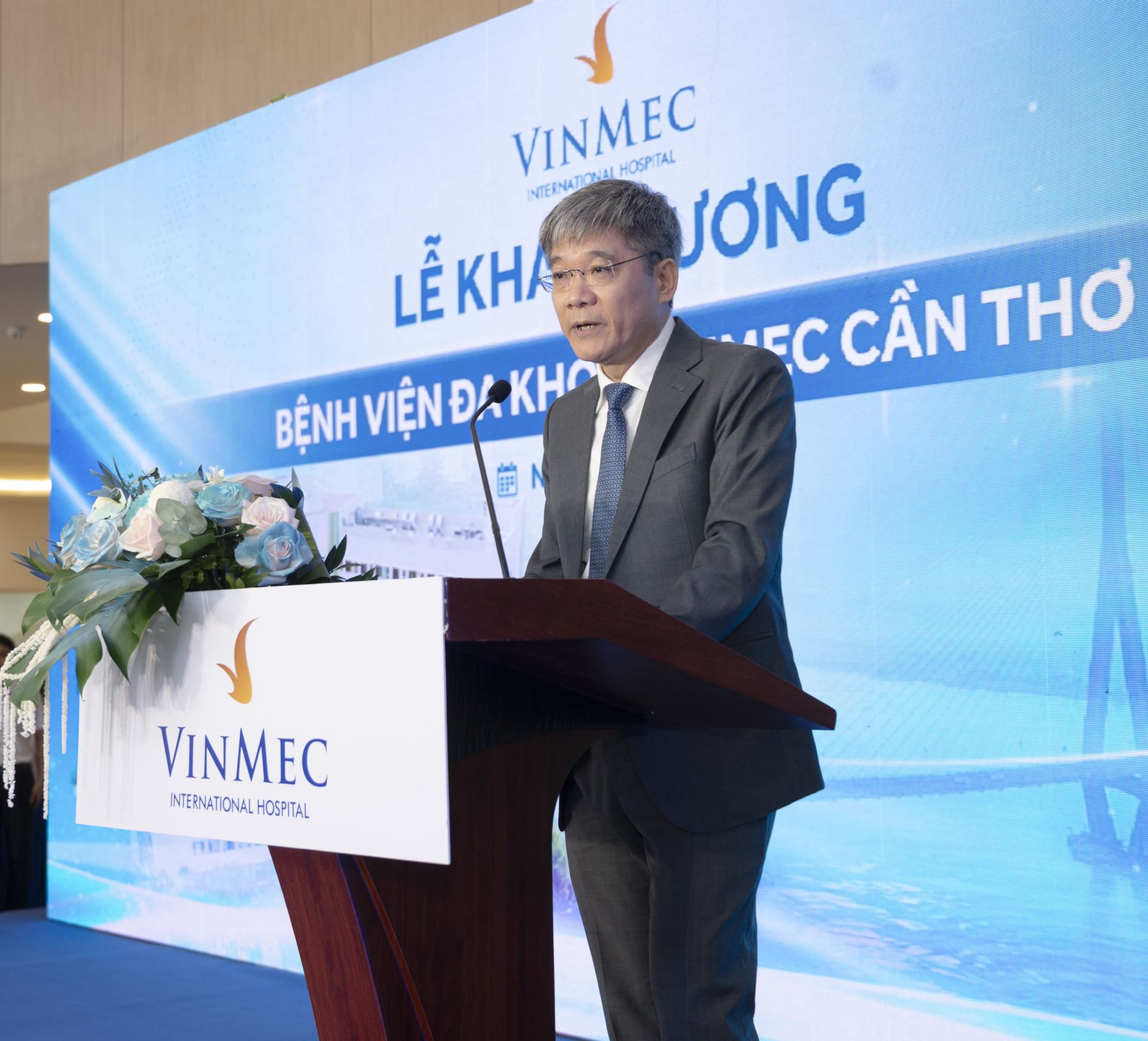 ທ່ານໝໍ ຟອງນ້ຳລຳ, ຮອງຜູ້ອຳນວຍການໃຫຍ່ອົງການສຸຂະພາບ Vinmec ກ່າວຄຳເຫັນທີ່ພິທີເປີດ. ພາບທີ 4: ໂຮງໝໍທົ່ວໄປ Vinmec Can Tho ຈະໄດ້ຮັບການເຄື່ອນໄຫວແຕ່ຕົ້ນເດືອນ 3/2025. TS.BS Phùng Nam Lâm - Phó Tổng Giám đốc Chuyên môn Hệ thống Y tế Vinmec phát biểu tại lễ khai trương. Ảnh 4: Bệnh viện Đa khoa Vinmec Cần Thơ đi vào hoạt động từ đầu tháng 3/2025.