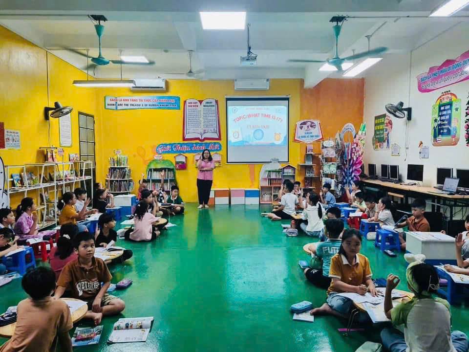 ຄູສອນສ້າງສັນ ແລະ ສະພາບແວດລ້ອມທີ່ສະດວກສະບາຍ ຊ່ວຍໃຫ້ນັກຮຽນໃຊ້ພາສາອັງກິດຢ່າງໝັ້ນໃຈ - ຮູບ 1. Giáo viên sáng tạo, môi trường thoải mái giúp học sinh tự tin sử dụng tiếng Anh- Ảnh 1.