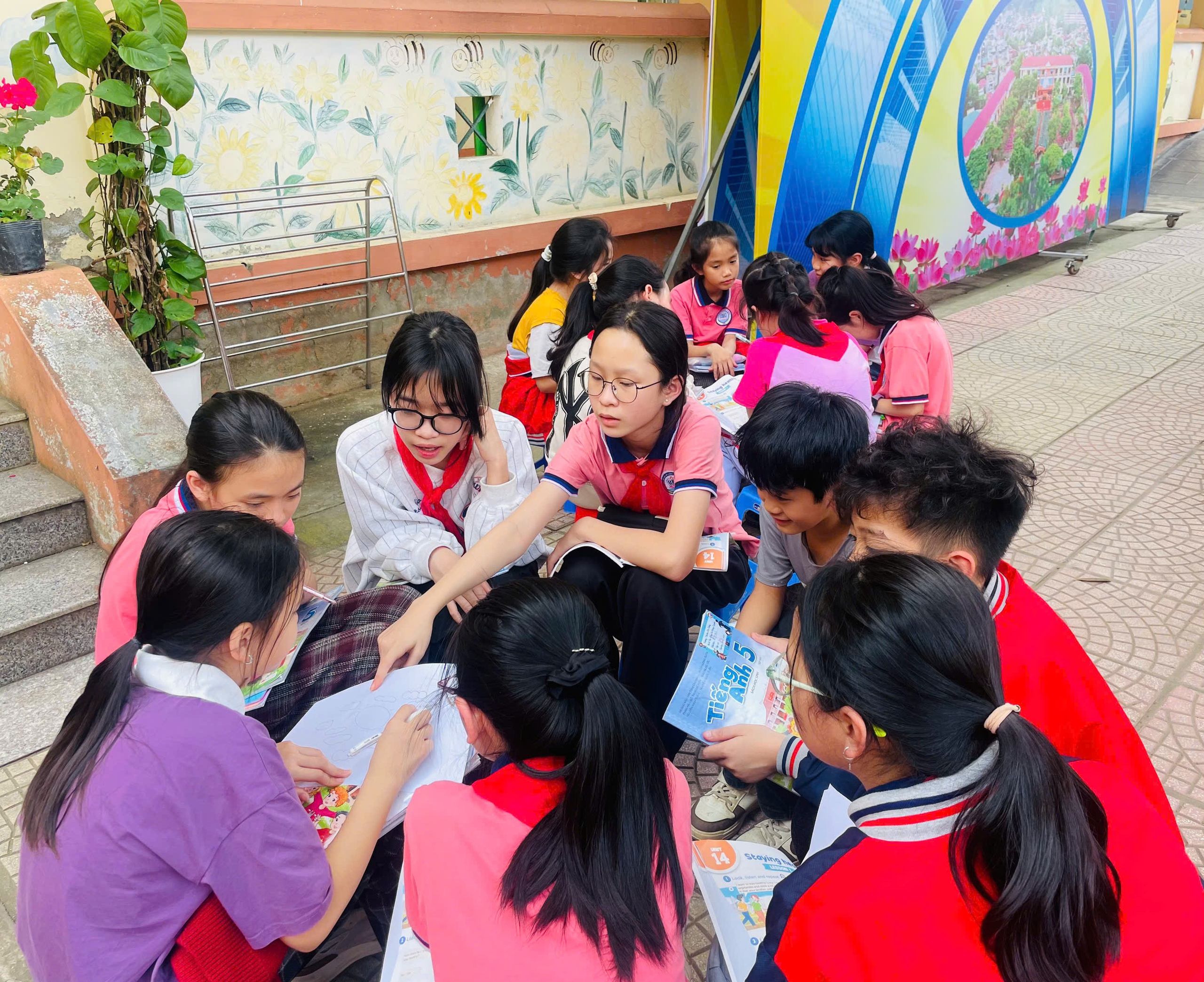 ຄູສອນສ້າງສັນ ແລະ ສະພາບແວດລ້ອມທີ່ສະດວກສະບາຍຊ່ວຍໃຫ້ນັກຮຽນໃຊ້ພາສາອັງກິດຢ່າງໝັ້ນໃຈ - ຮູບ 3. Giáo viên sáng tạo, môi trường thoải mái giúp học sinh tự tin sử dụng tiếng Anh- Ảnh 3.