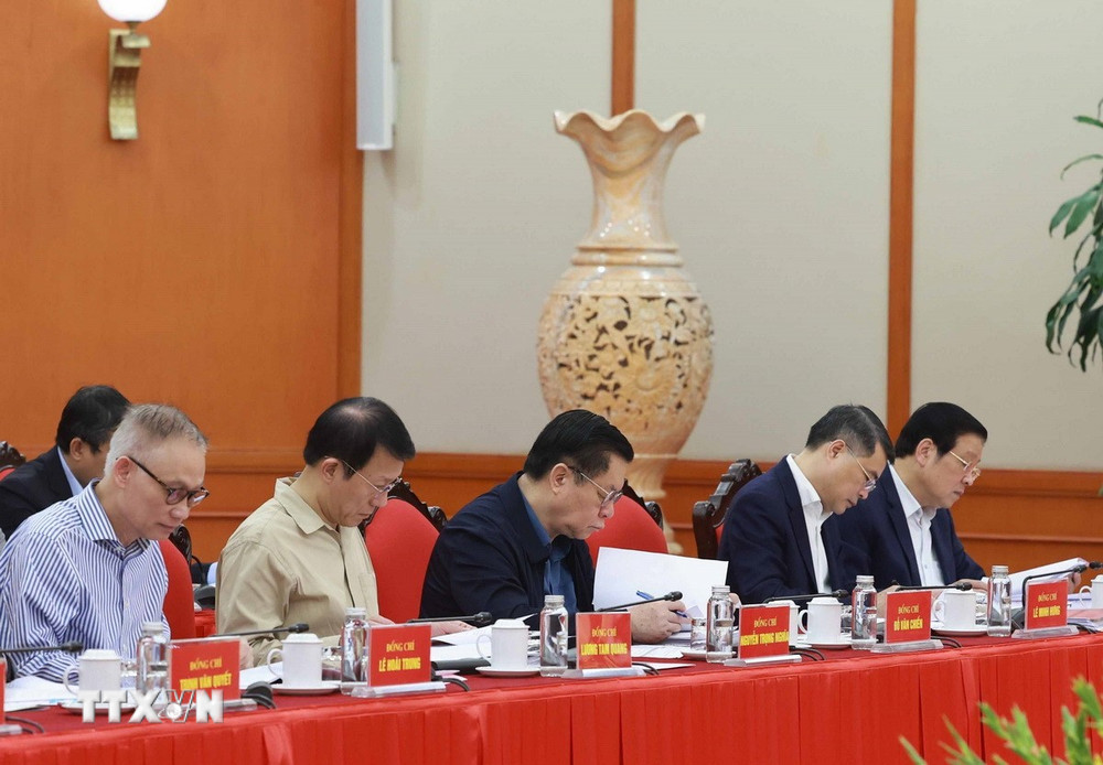 Tổng Bí thư: Báo cáo Chính trị phải thực sự là văn bia, là ngọn đuốc soi đường- Ảnh 2. Tổng Bí thư: Báo cáo Chính trị phải thực sự là văn bia, là ngọn đuốc soi đường- Ảnh 2.