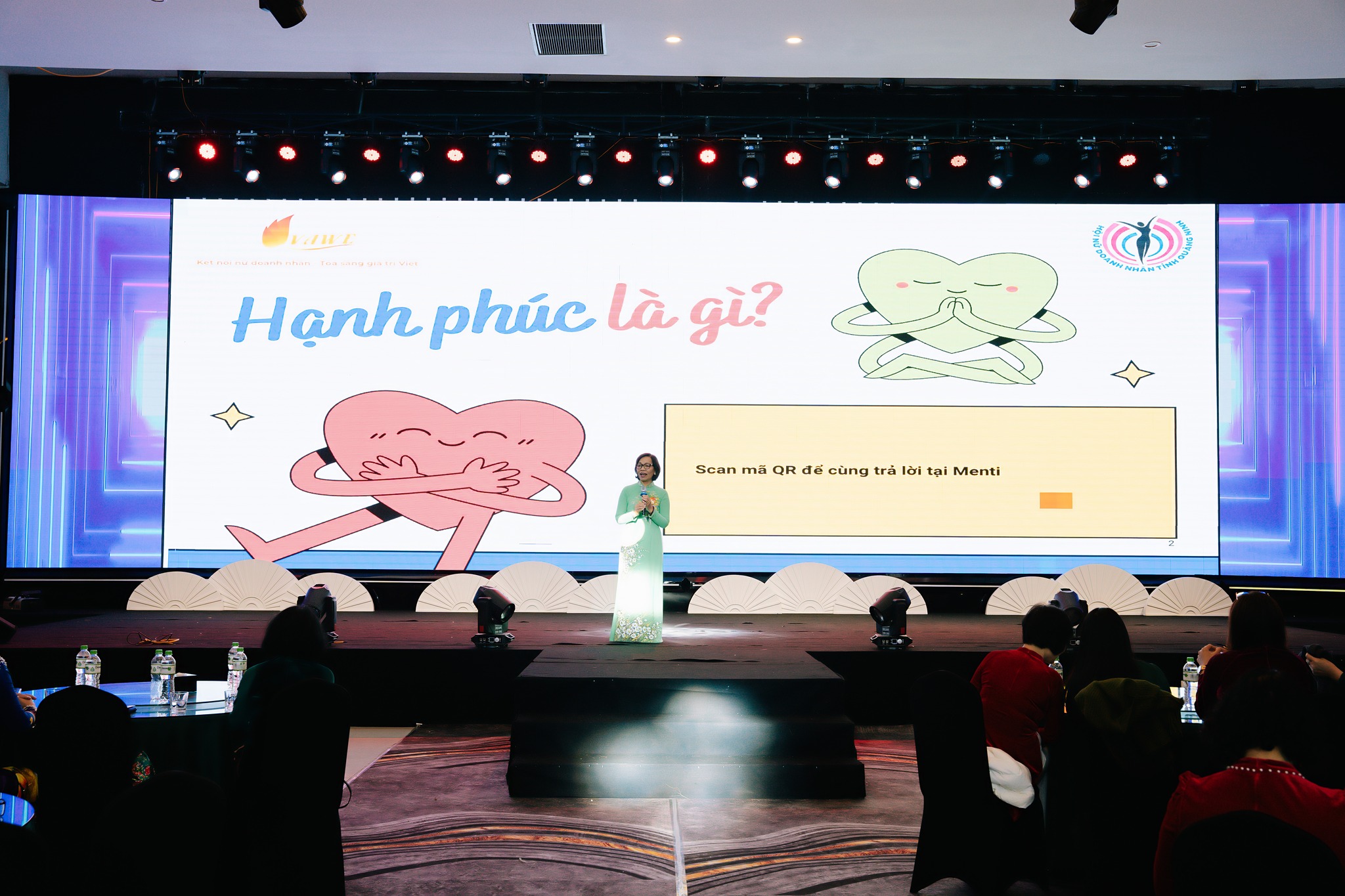 クアンニン:女性起業家が幸福についての考えを語る - 写真2。 Quảng Ninh: Nữ doanh nhân chia sẻ về chủ đề hạnh phúc- Ảnh 2.