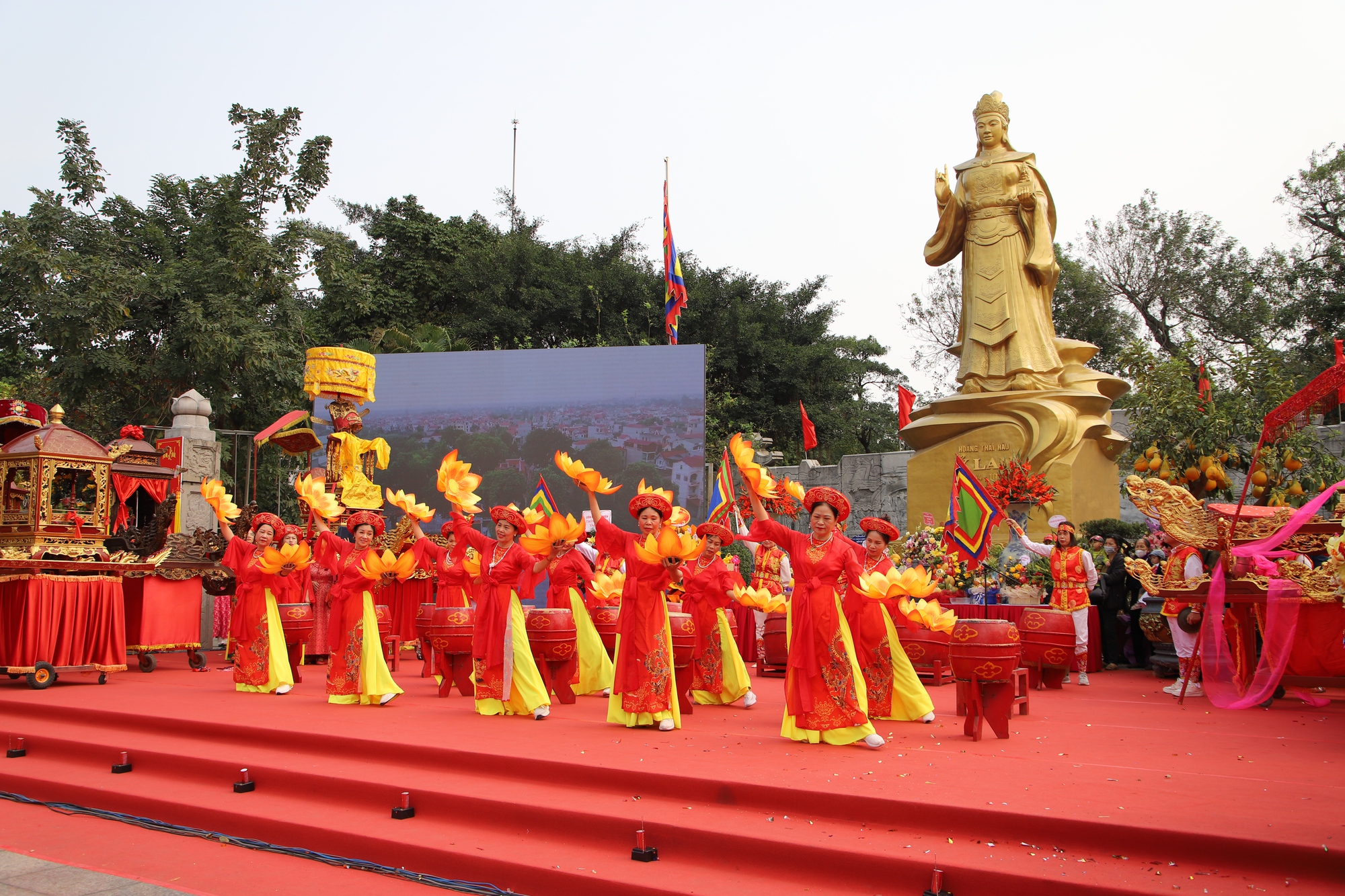 Chủ tịch Hội LHPN Việt Nam dự khai mạc Lễ hội đền - chùa Bà Tấm (Nguyên phi Ỷ Lan) năm 2025- Ảnh 3.