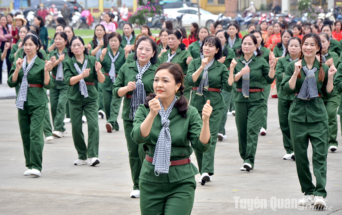 1.200 phụ nữ Tuyên Quang tham gia đồng diễn áo dài, giao lưu dân vũ- Ảnh 2.