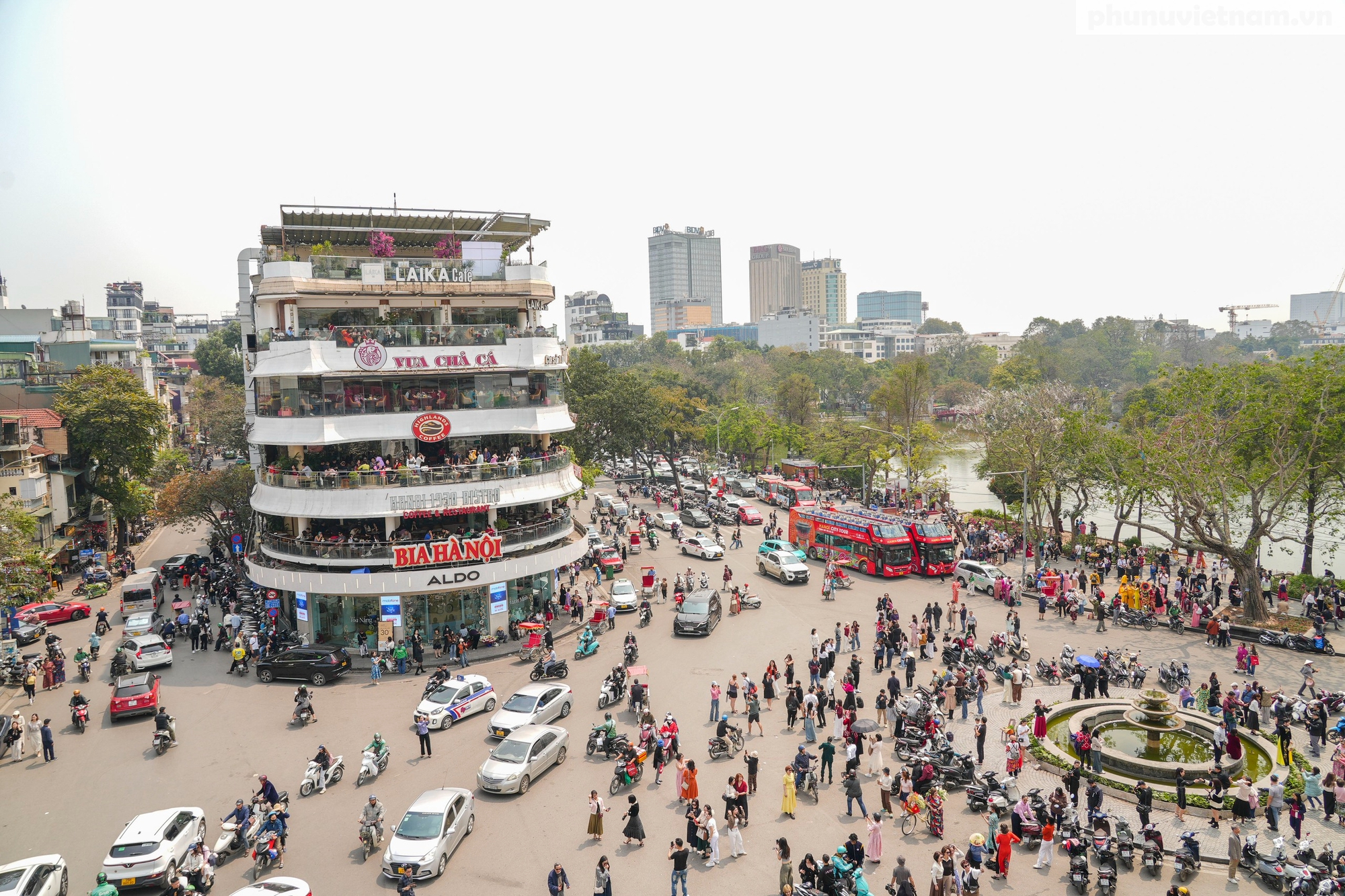 Bỏ qua khuyến cáo, "biển" người vẫn đổ về check-in tòa nhà "Hàm cá mập" gây ách tắc giao thông - Ảnh 1.