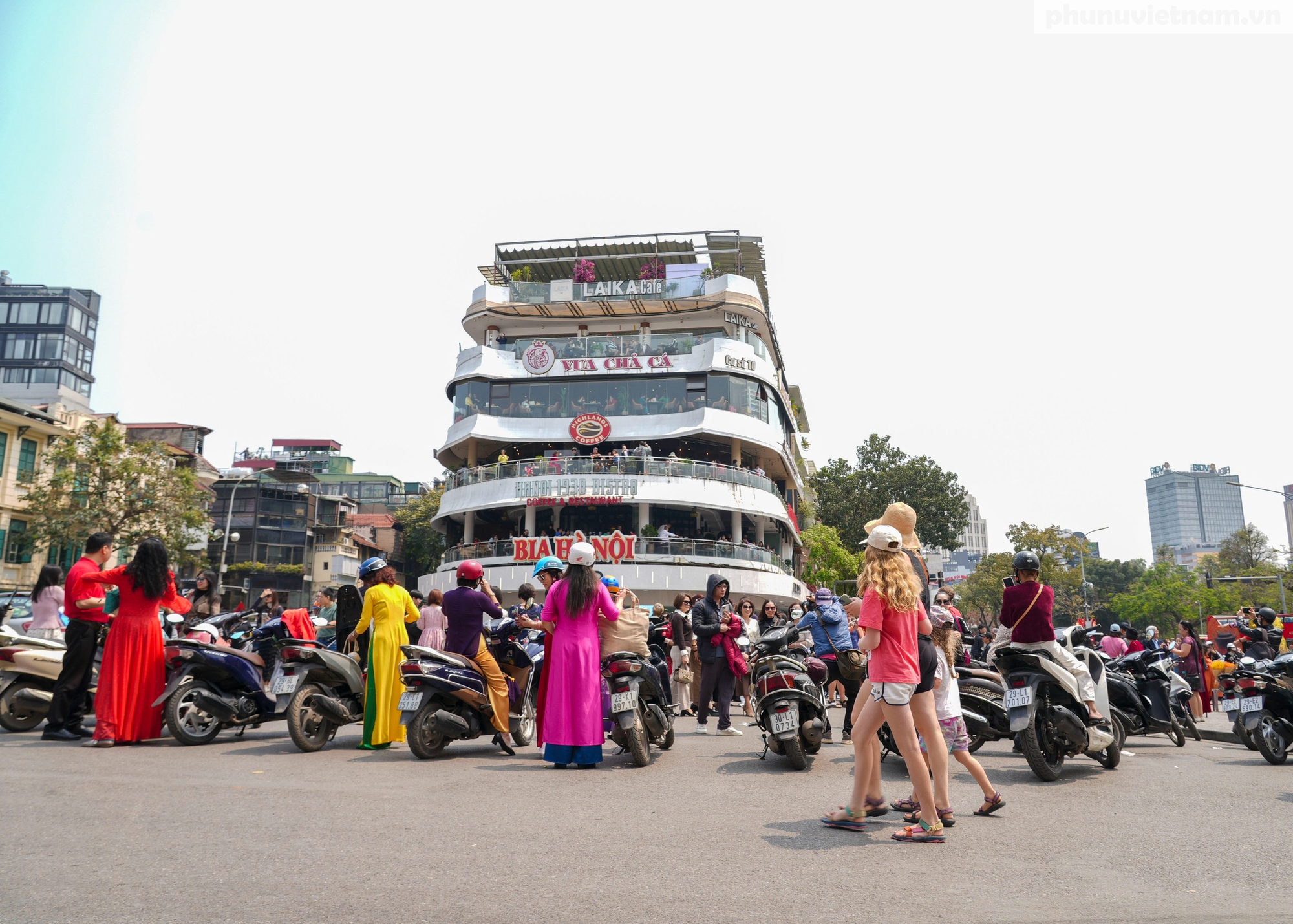 Bỏ qua khuyến cáo, "biển" người vẫn đổ về check-in tòa nhà "Hàm cá mập" gây ách tắc giao thông - Ảnh 2.