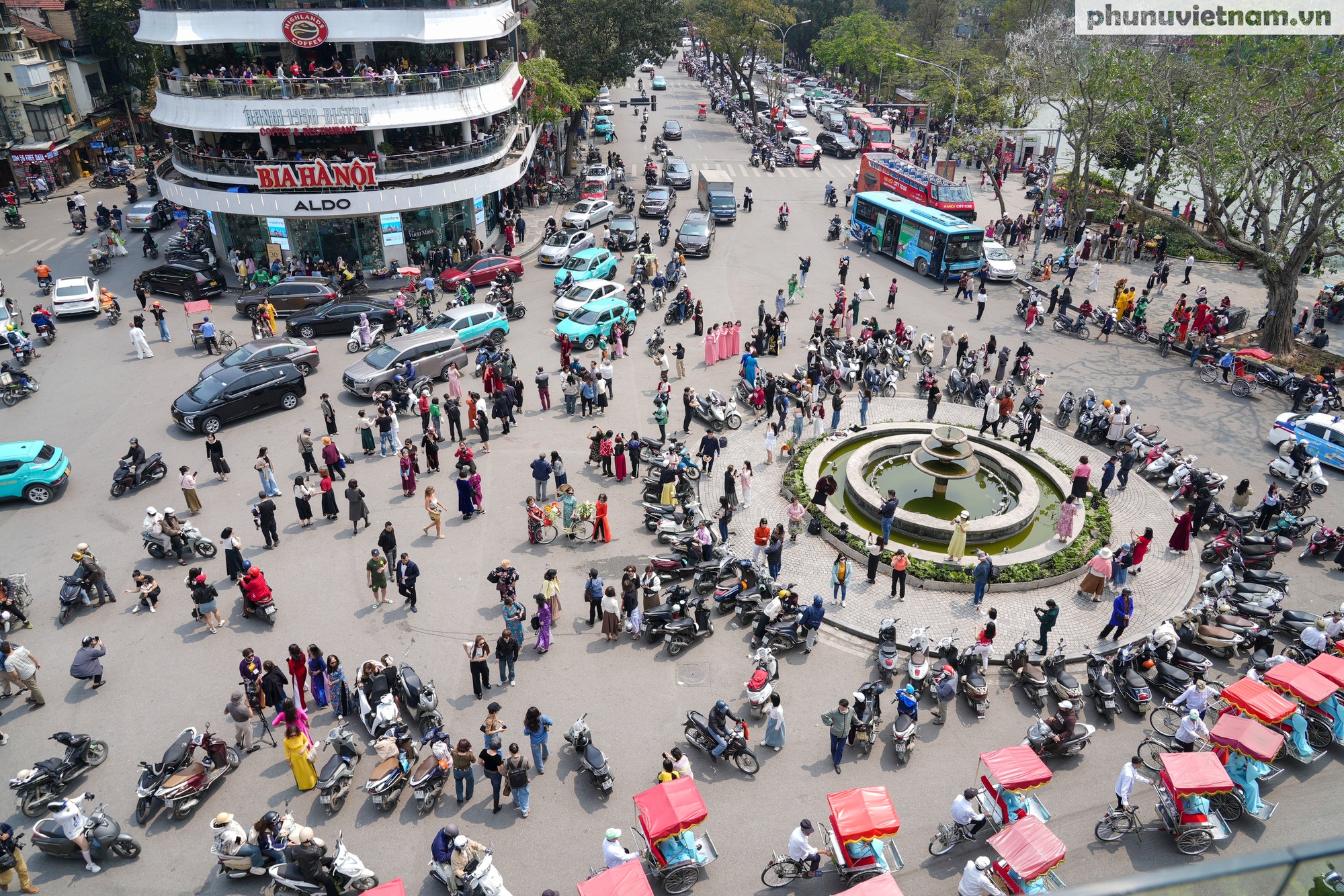 Bỏ qua khuyến cáo, "biển" người vẫn đổ về check-in tòa nhà "Hàm cá mập" gây ách tắc giao thông - Ảnh 9.