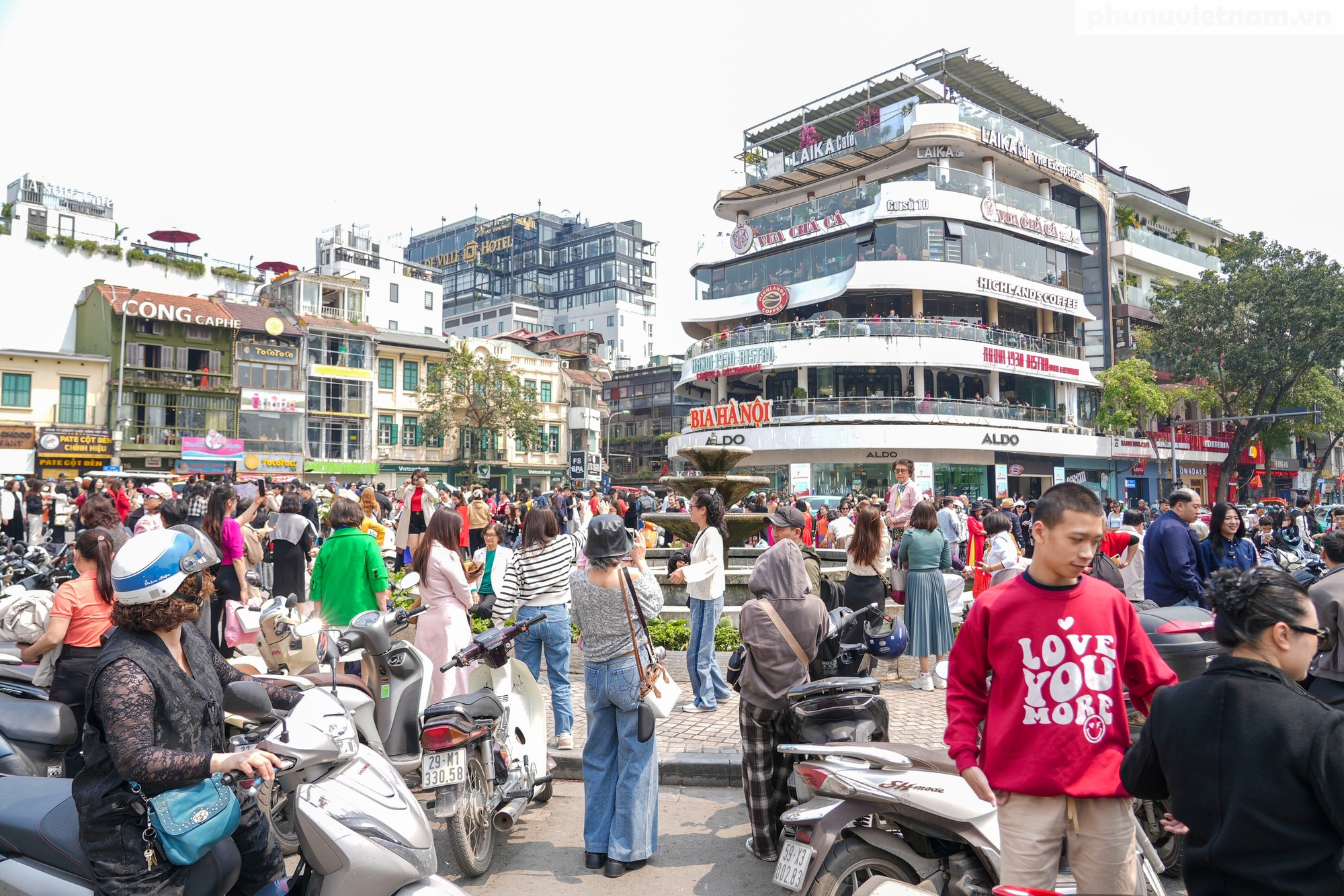 Bỏ qua khuyến cáo, "biển" người vẫn đổ về check-in tòa nhà "Hàm cá mập" gây ách tắc giao thông - Ảnh 11.