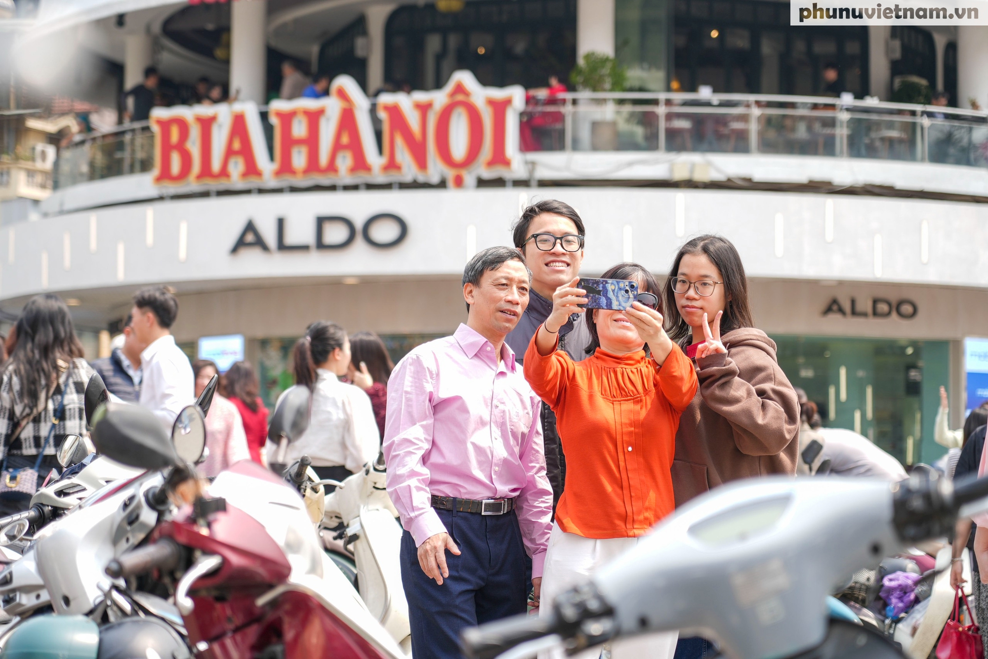 Bỏ qua khuyến cáo, "biển" người vẫn đổ về check-in tòa nhà "Hàm cá mập" gây ách tắc giao thông - Ảnh 12.