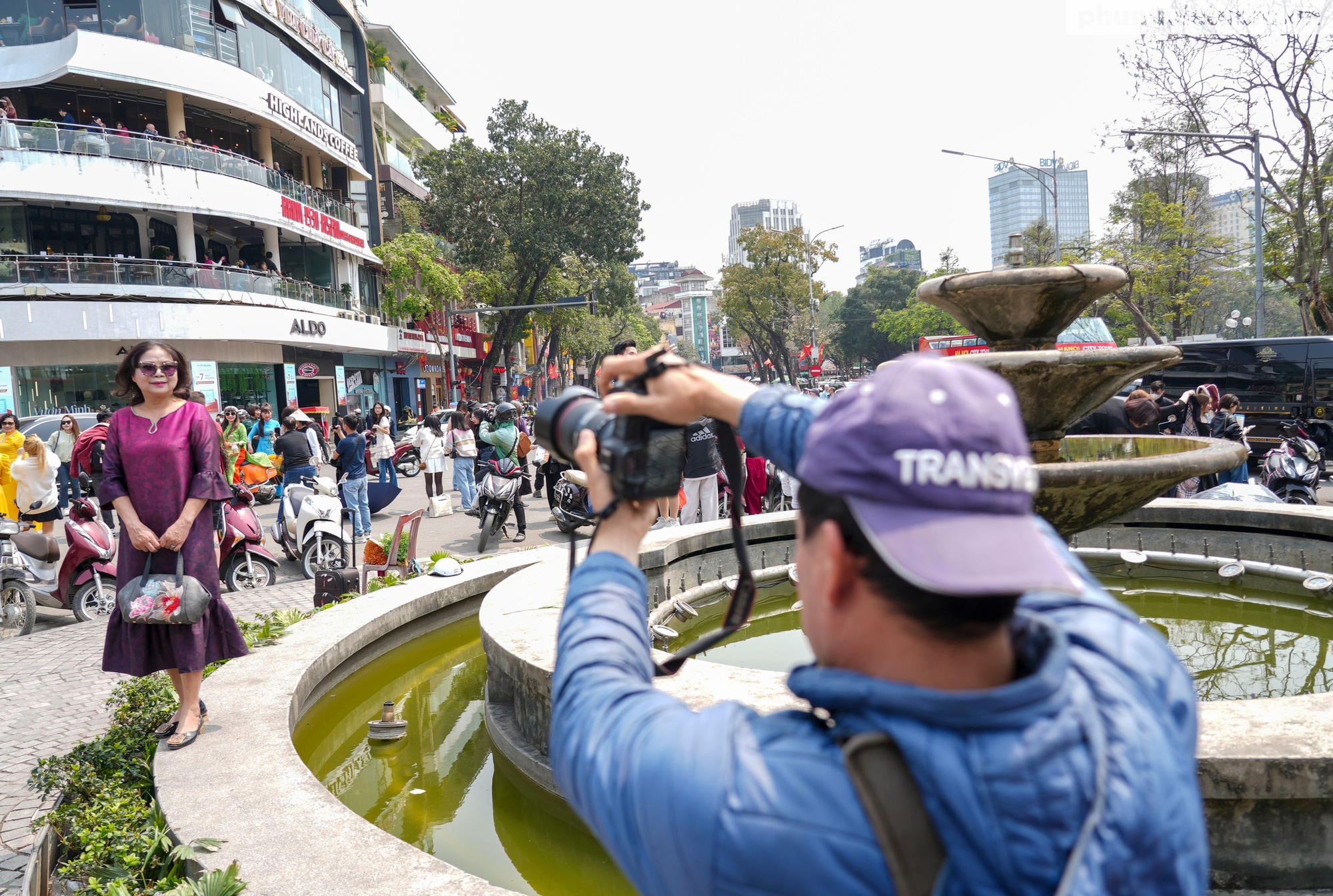 Bỏ qua khuyến cáo, "biển" người vẫn đổ về check-in tòa nhà "Hàm cá mập" gây ách tắc giao thông - Ảnh 13.