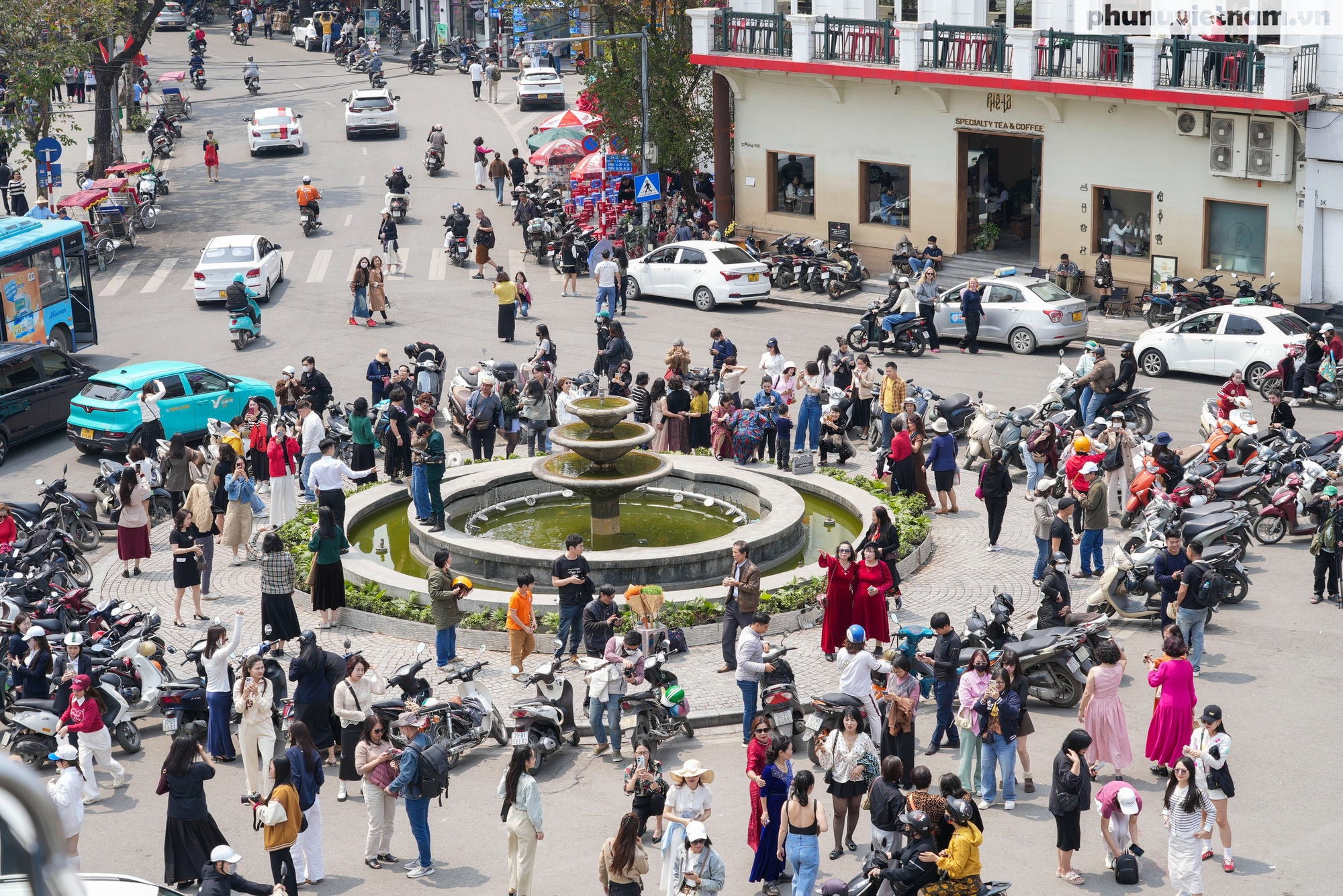 Bỏ qua khuyến cáo, "biển" người vẫn đổ về check-in tòa nhà "Hàm cá mập" gây ách tắc giao thông - Ảnh 15.