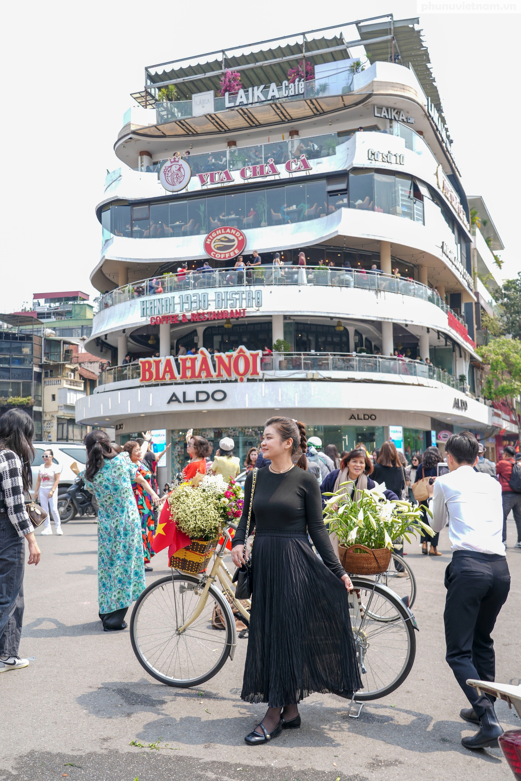 Bỏ qua khuyến cáo, "biển" người vẫn đổ về check-in tòa nhà "Hàm cá mập" gây ách tắc giao thông - Ảnh 20.