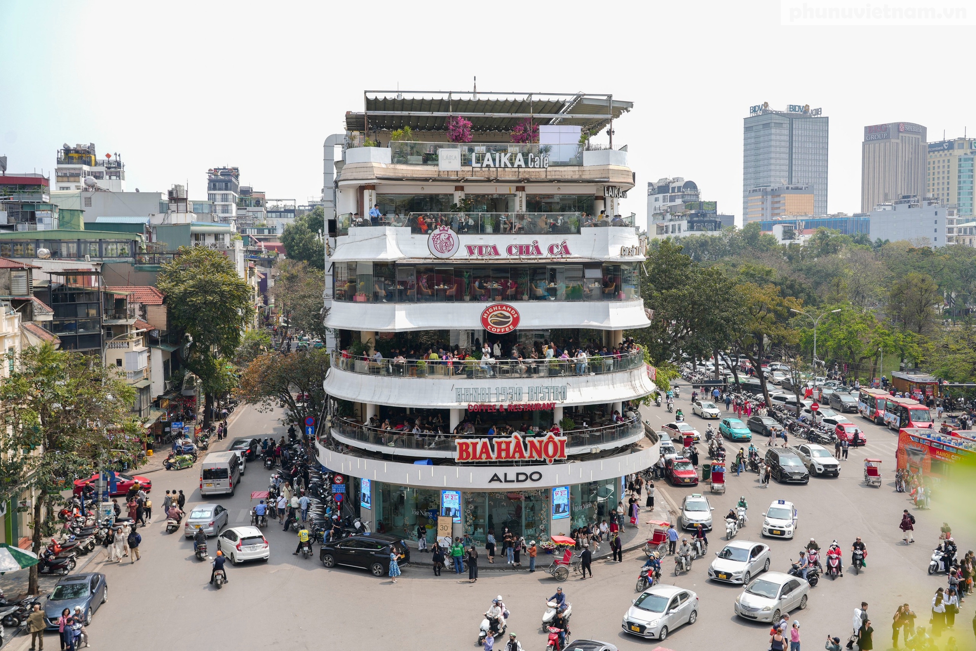 Bỏ qua khuyến cáo, "biển" người vẫn đổ về check-in tòa nhà "Hàm cá mập" gây ách tắc giao thông - Ảnh 23.