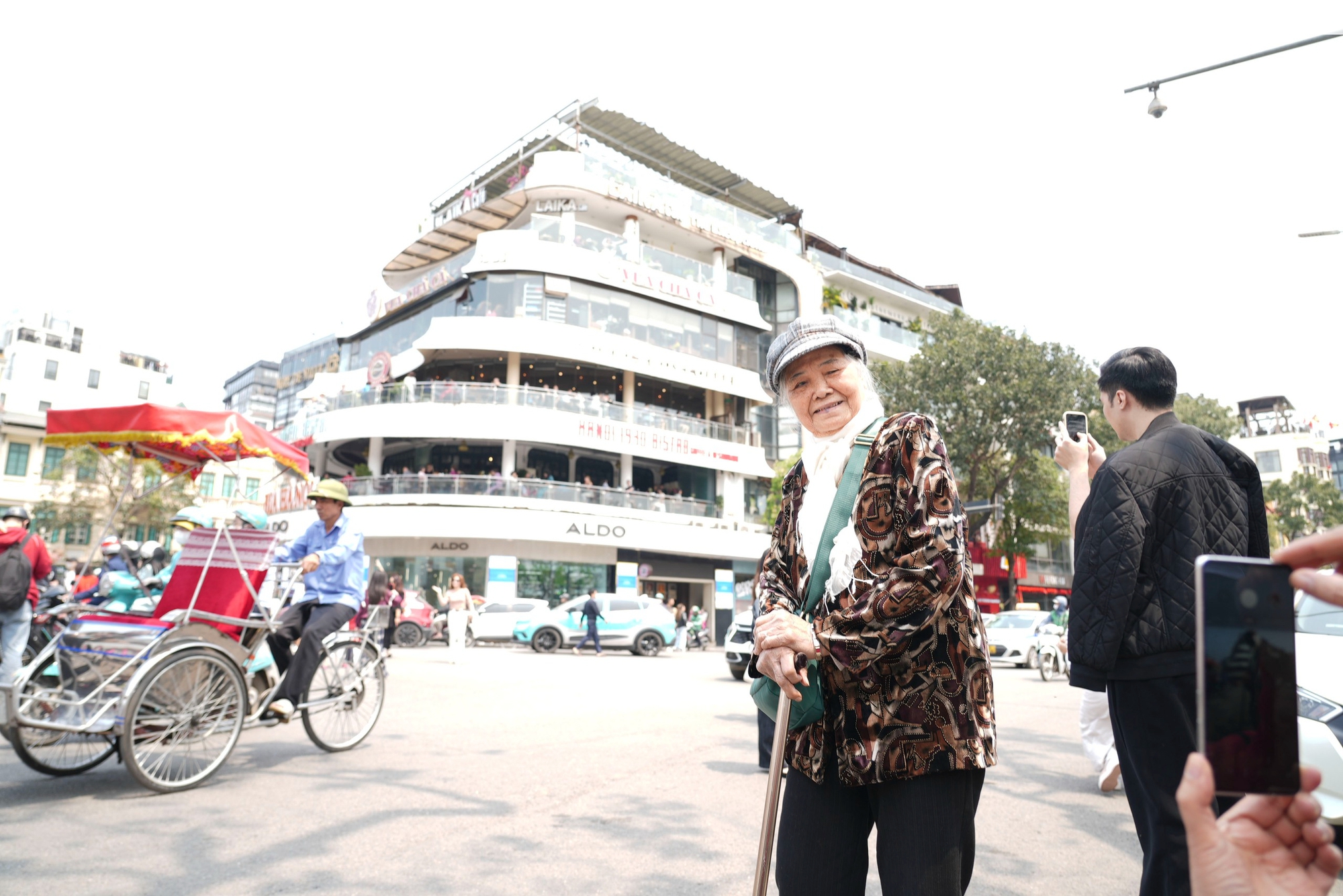 Bỏ qua khuyến cáo, "biển" người vẫn đổ về check-in tòa nhà "Hàm cá mập" gây ách tắc giao thông - Ảnh 24.