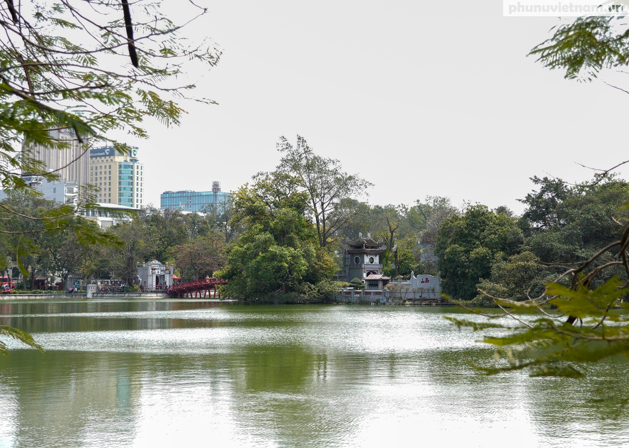 Bỏ qua khuyến cáo, "biển" người vẫn đổ về check-in tòa nhà "Hàm cá mập" gây ách tắc giao thông - Ảnh 29.