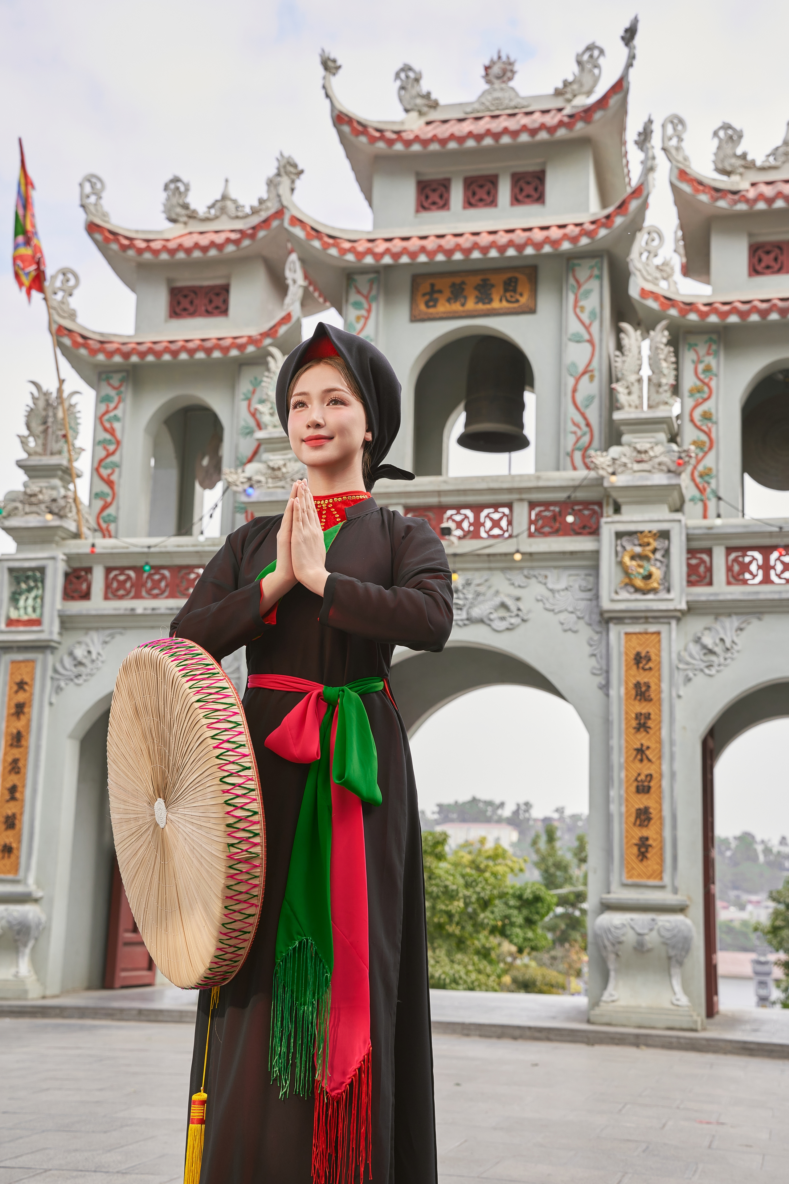 Hòa Minzy trong trang phục đậm chất liền chị Quan họ Hòa Minzy trong trang phục đậm chất liền chị Quan họ