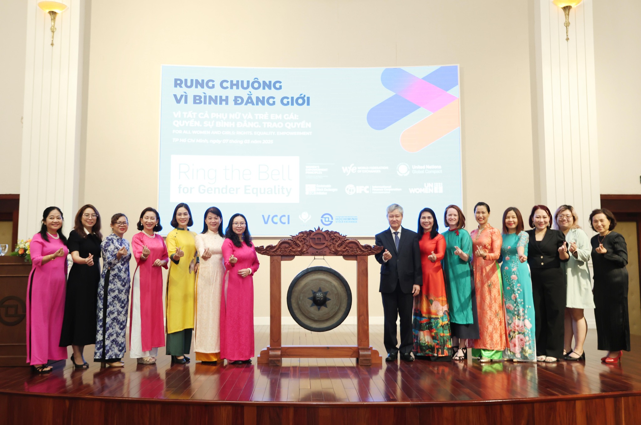 Zvonění na podporu rovnosti žen a mužů a posílení postavení žen v podnikání - Foto 1. Rung chuông thúc đẩy bình đẳng giới và trao quyền cho phụ nữ trong kinh doanh- Ảnh 1.