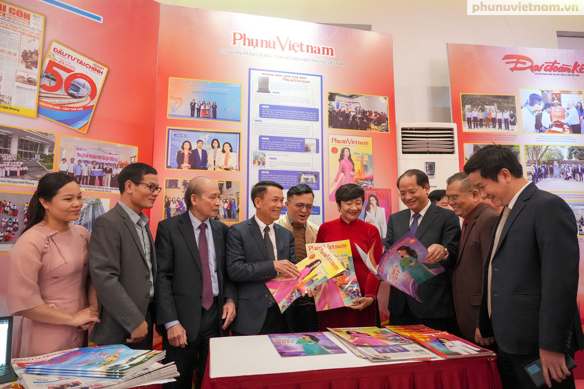 Khai mạc Hội Báo Xuân Ất Tỵ - Hà Nội 2025 và trao Giải Báo chí Ngô Tất Tố 2024- Ảnh 4. Khai mạc Hội Báo Xuân Ất Tỵ - Hà Nội 2025 và trao Giải Báo chí Ngô Tất Tố 2024- Ảnh 4.