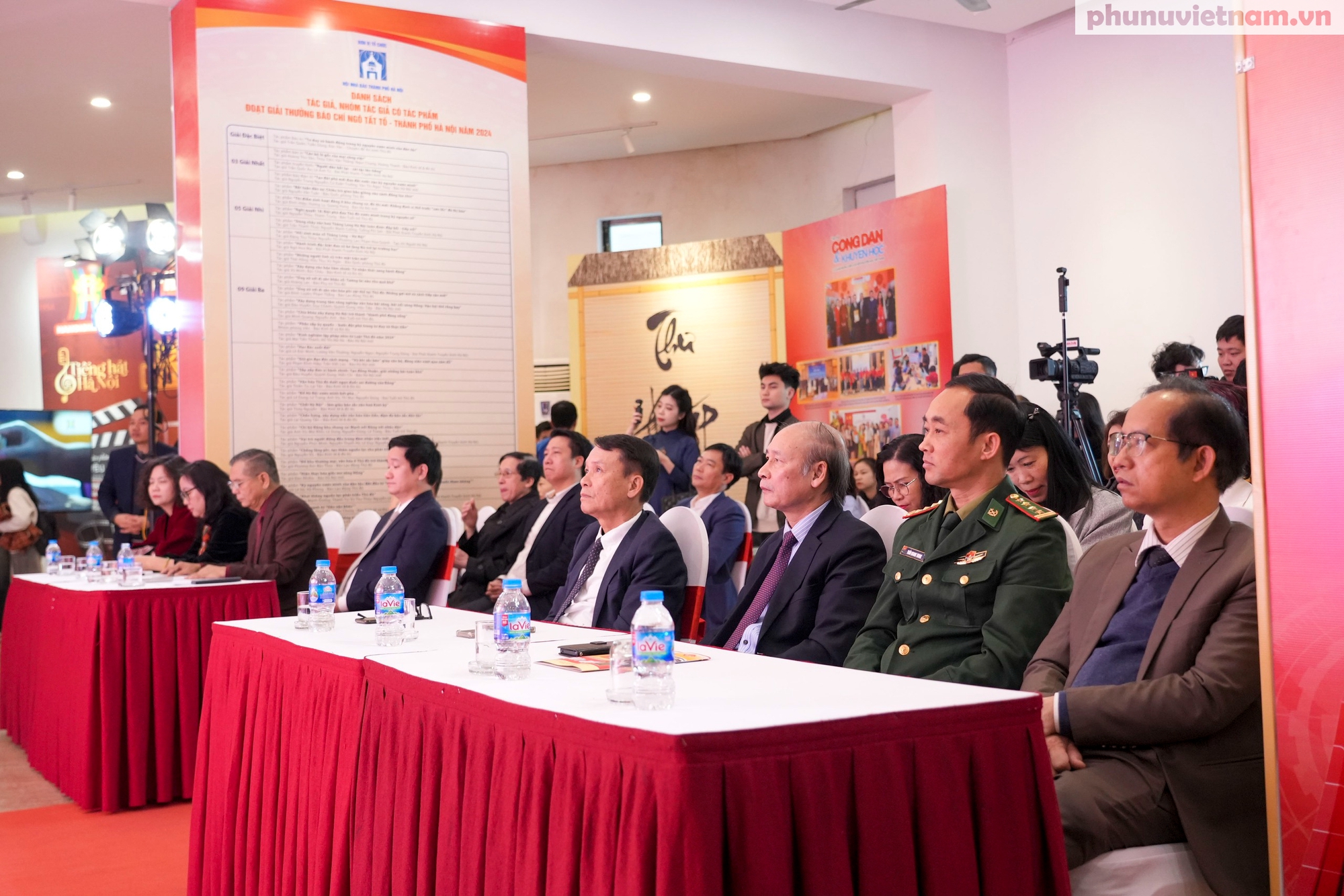 Khai mạc Hội Báo Xuân Ất Tỵ - Hà Nội 2025 và trao Giải Báo chí Ngô Tất Tố 2024- Ảnh 8. Khai mạc Hội Báo Xuân Ất Tỵ - Hà Nội 2025 và trao Giải Báo chí Ngô Tất Tố 2024- Ảnh 8.