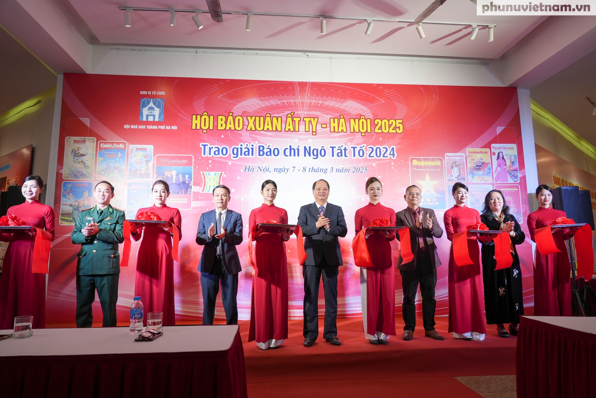 Khai mạc Hội Báo Xuân Ất Tỵ - Hà Nội 2025 và trao Giải Báo chí Ngô Tất Tố 2024- Ảnh 9. Khai mạc Hội Báo Xuân Ất Tỵ - Hà Nội 2025 và trao Giải Báo chí Ngô Tất Tố 2024- Ảnh 9.