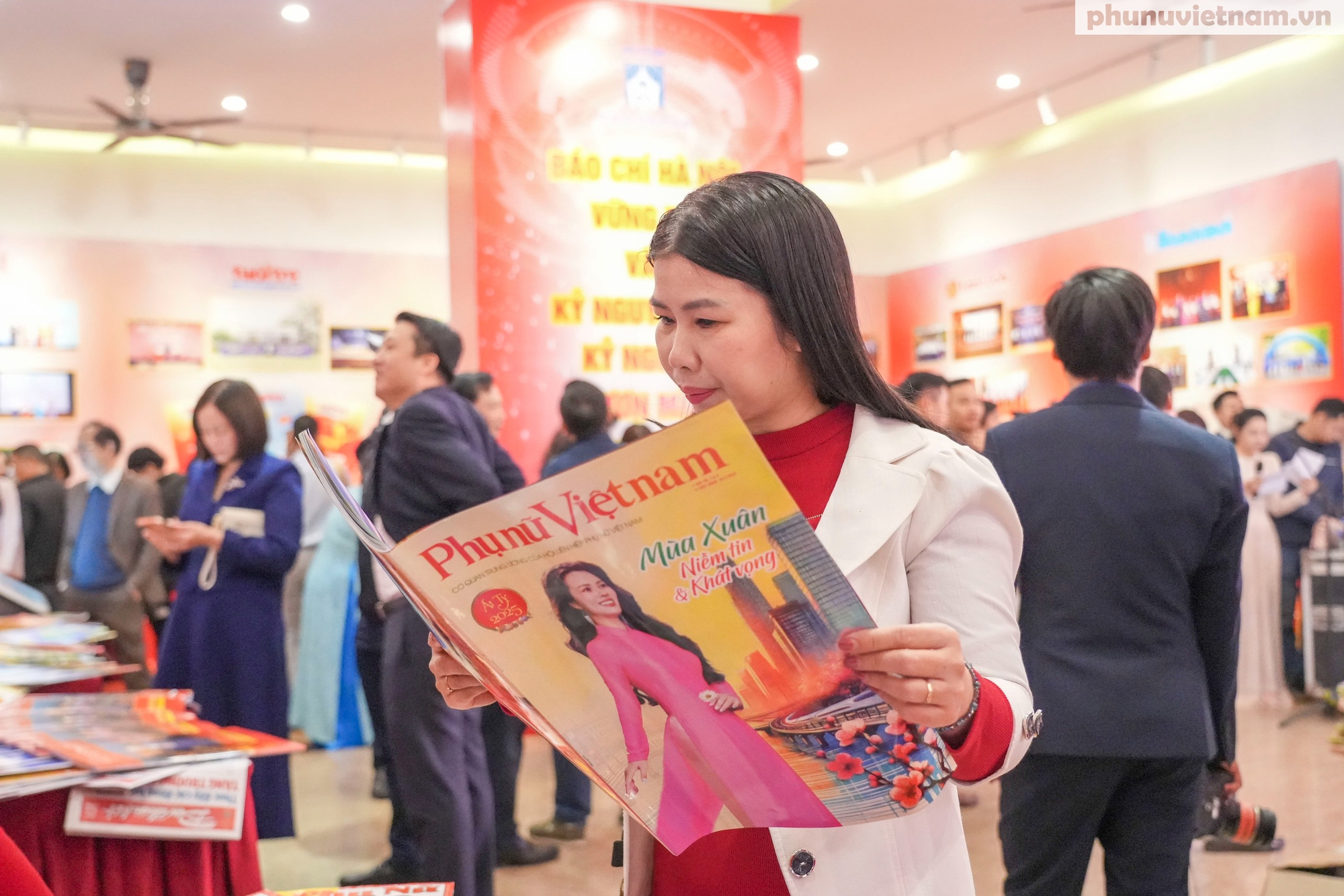 Khai mạc Hội Báo Xuân Ất Tỵ - Hà Nội 2025 và trao Giải Báo chí Ngô Tất Tố 2024- Ảnh 13. Khai mạc Hội Báo Xuân Ất Tỵ - Hà Nội 2025 và trao Giải Báo chí Ngô Tất Tố 2024- Ảnh 13.