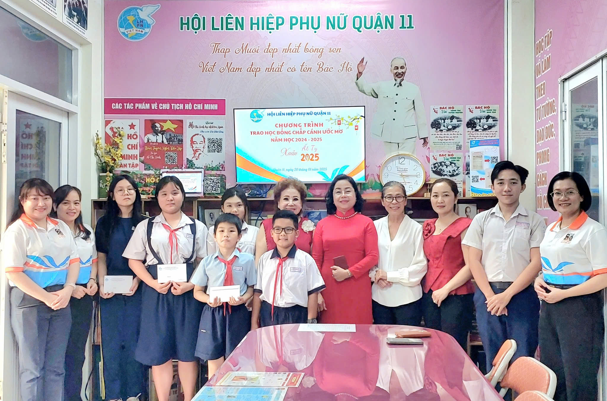 مدیر زن قاطع و دلسوز - عکس ۲. Nữ giám đốc quyết đoán và giàu lòng nhân ái- Ảnh 2.