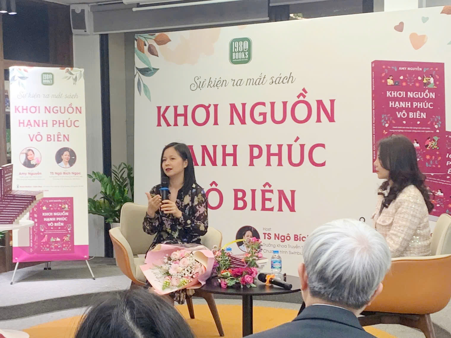 Tác giả Amy Nguyễn chia sẻ tại buổi ra mắt sách Tác giả Amy Nguyễn chia sẻ tại buổi ra mắt sách