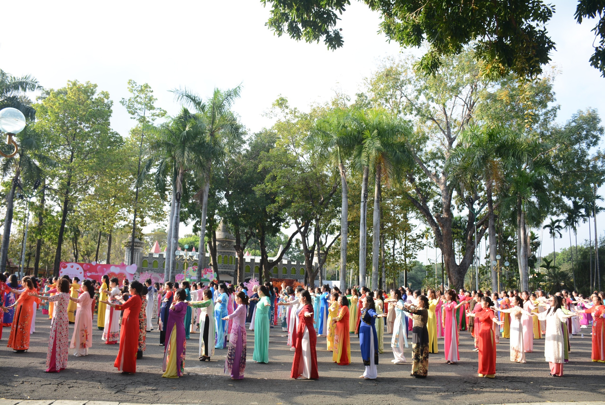 TPHCM: Hơn 2.500 hội viên, phụ nữ đồng diễn dân vũ với áo dài tại Công viên văn hóa Đầm Sen- Ảnh 1.