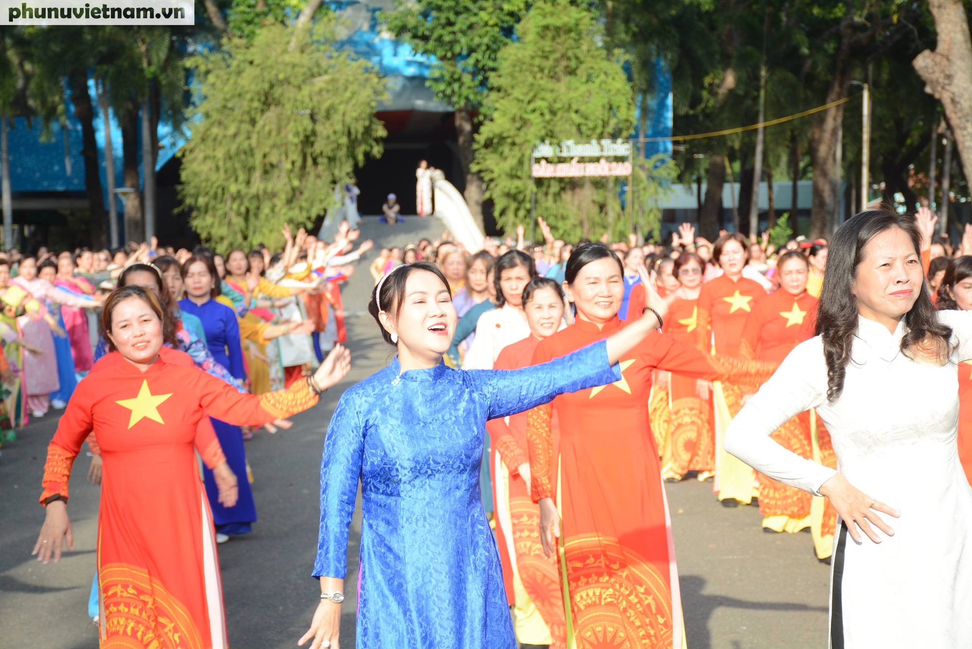 TPHCM: Hơn 2.500 hội viên, phụ nữ đồng diễn dân vũ với áo dài tại Công viên văn hóa Đầm Sen- Ảnh 8.