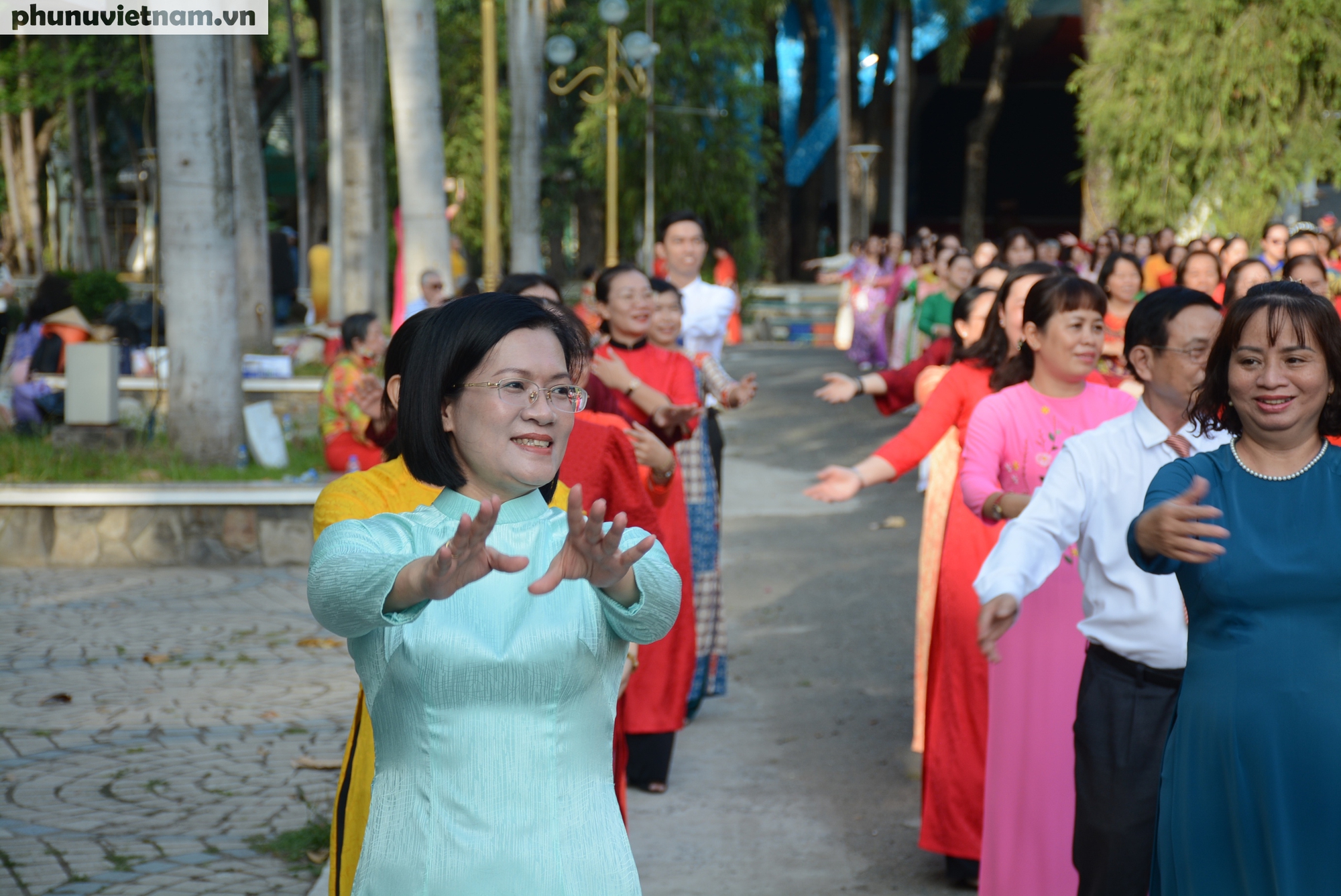 TPHCM: Hơn 2.500 hội viên, phụ nữ đồng diễn dân vũ với áo dài tại Công viên văn hóa Đầm Sen- Ảnh 9.