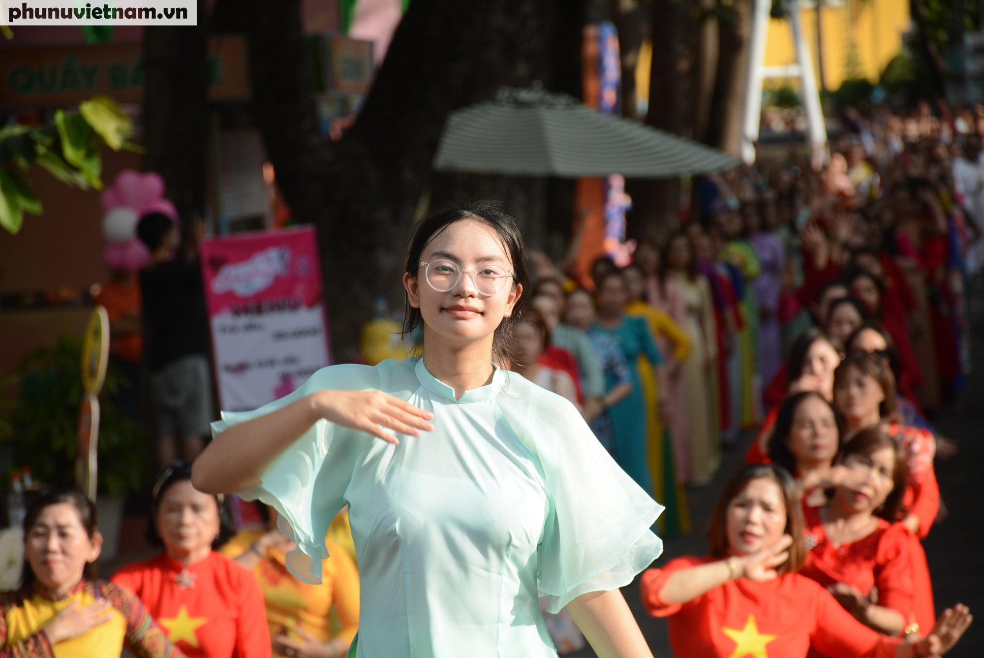 TPHCM: Hơn 2.500 hội viên, phụ nữ đồng diễn dân vũ với áo dài tại Công viên văn hóa Đầm Sen- Ảnh 14.