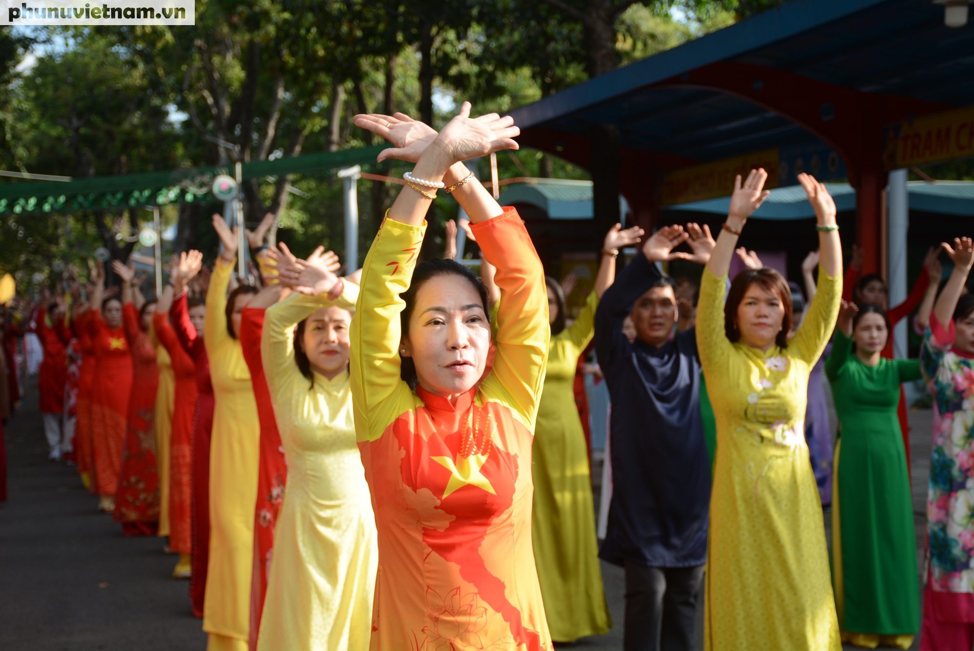 TPHCM: Hơn 2.500 hội viên, phụ nữ đồng diễn dân vũ với áo dài tại Công viên văn hóa Đầm Sen- Ảnh 15.