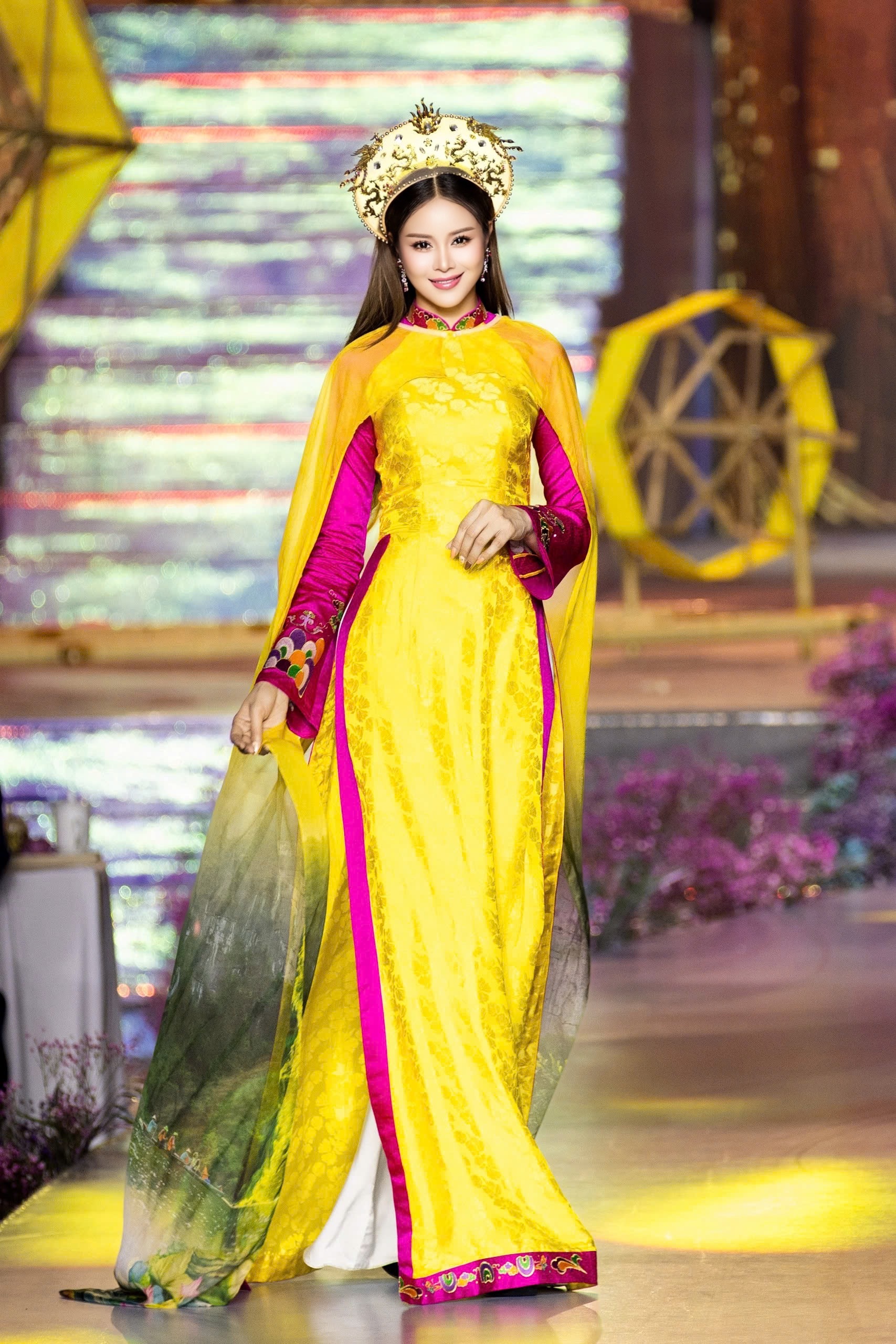 Hoa hậu Điện ảnh Sella Trương tái xuất sàn catwalk- Ảnh 1. Hoa hậu Điện ảnh Sella Trương tái xuất sàn catwalk- Ảnh 1.