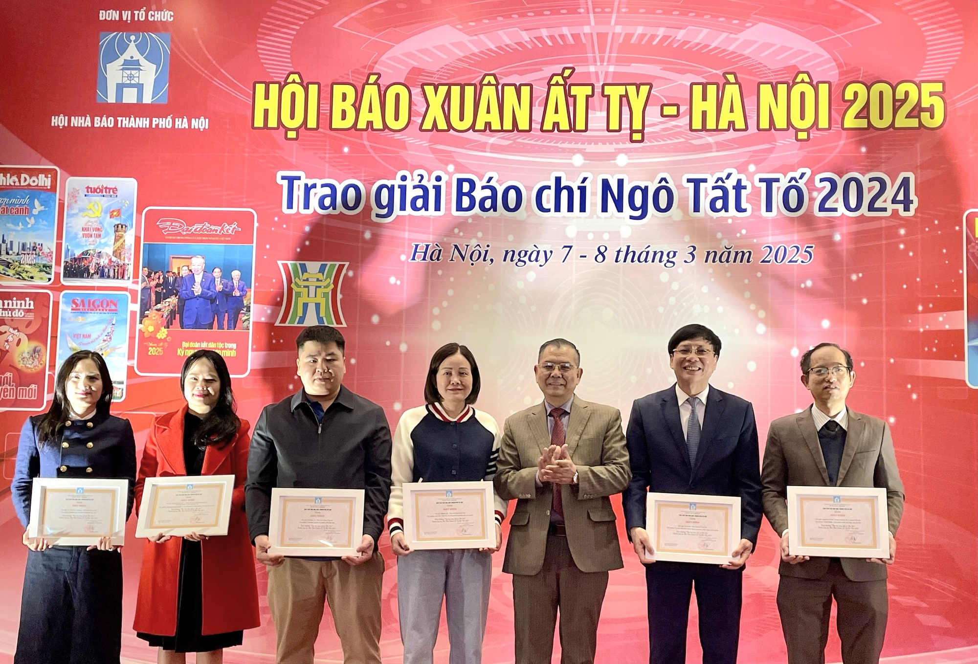 Báo Phụ nữ Việt Nam đoạt 2 giải tại Hội báo Xuân Ất Tỵ - Hà Nội 2025- Ảnh 1. Báo Phụ nữ Việt Nam đoạt 2 giải tại Hội báo Xuân Ất Tỵ - Hà Nội 2025- Ảnh 1.