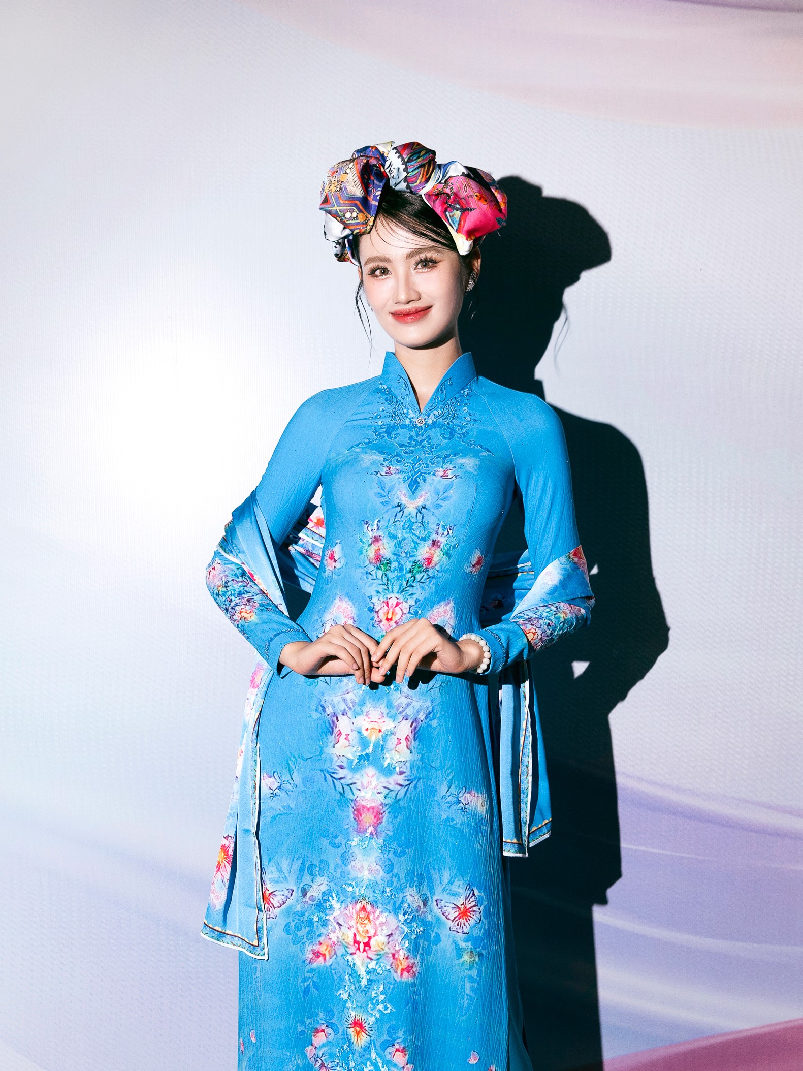 Hoa hậu Ý Nhi lộng lẫy trong thiết kế áo dài lấy cảm hứng từ cánh chim cách điệu - logo của Hội LHPN Việt Nam Hoa hậu Ý Nhi lộng lẫy trong thiết kế áo dài lấy cảm hứng từ cánh chim cách điệu - logo của Hội LHPN Việt Nam
