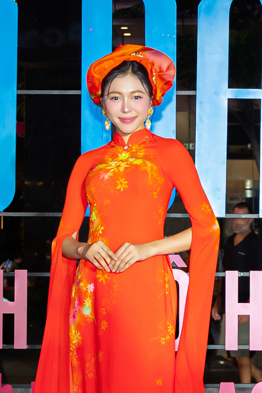 Hoa hậu Kiều Duy nổi bật trên thảm đỏ với thiết kế rực rỡ, mang tính ứng dụng cao thuộc bộ sưu tập “Áo dài biểu trưng của Phụ nữ Việt Nam” Hoa hậu Kiều Duy nổi bật trên thảm đỏ với thiết kế rực rỡ, mang tính ứng dụng cao thuộc bộ sưu tập “Áo dài biểu trưng của Phụ nữ Việt Nam”