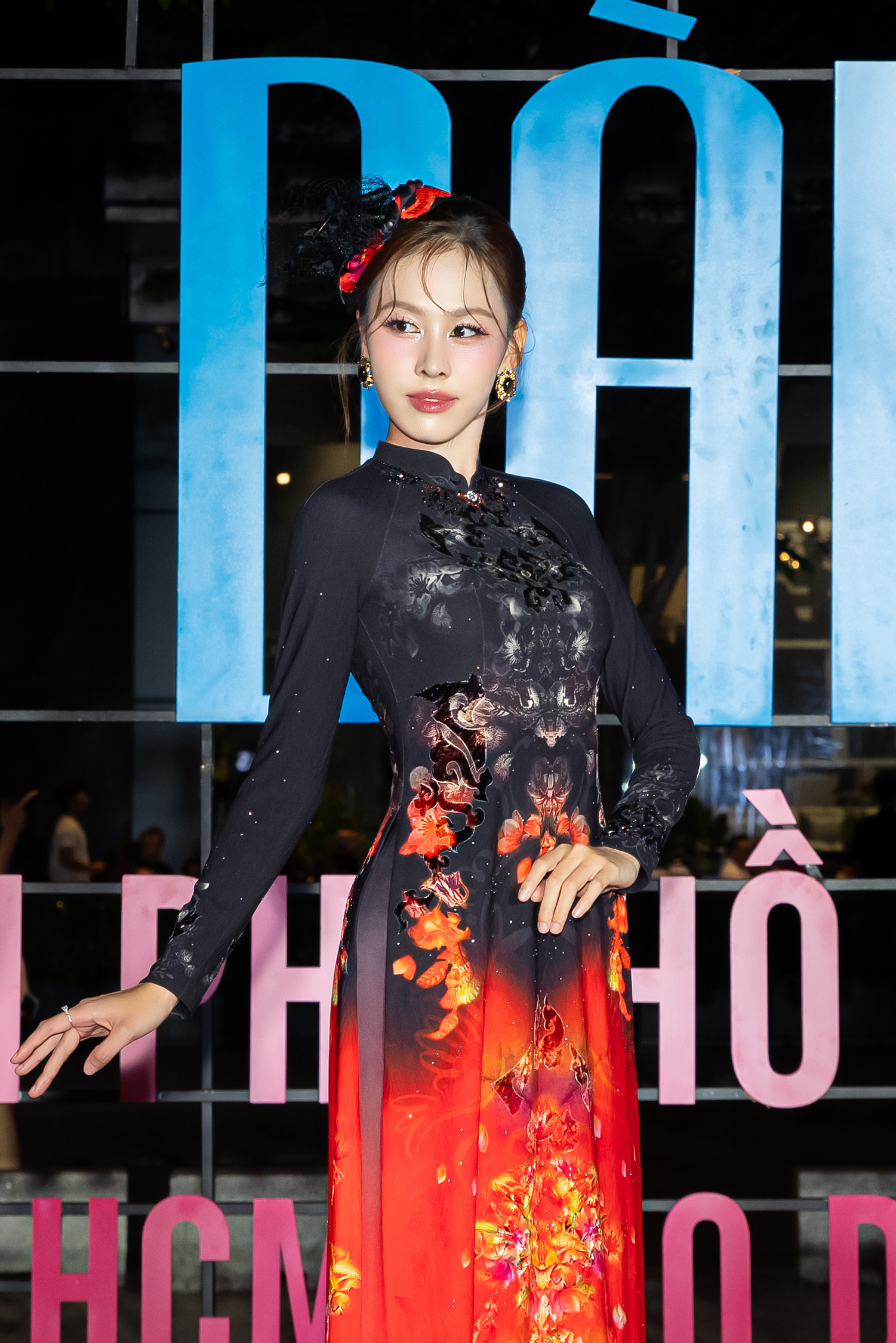 Á hậu Ngọc Hằng kiêu sa trong thiết kế áo dài lấy cảm hứng từ họa tiết cánh chim cách điệu từ logo Hội LHPN Việt Nam tại thảm đỏ của Lễ hội Á hậu Ngọc Hằng kiêu sa trong thiết kế áo dài lấy cảm hứng từ họa tiết cánh chim cách điệu từ logo Hội LHPN Việt Nam tại thảm đỏ của Lễ hội