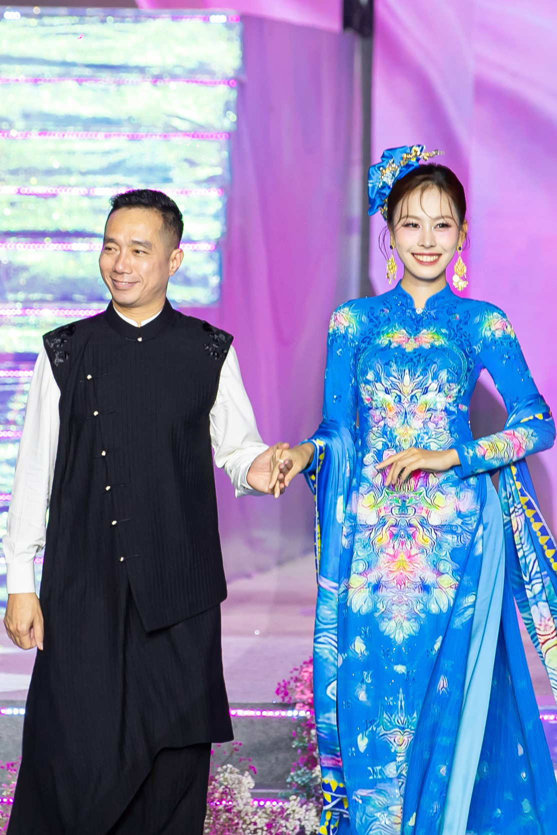 Mang bộ sưu tập đến với Lễ hội Áo dài TPHCM 2025 với chủ đề “Áo dài Việt Nam - Vươn cao Việt Nam”, NTK Đỗ Trịnh Hoài Nam mong muốn thế giới và mỗi người dân đất Việt tự hào hơn về vẻ đẹp và sức sống của áo dài - một sản phẩm mang ý nghĩa văn hóa, tinh thần. Mang bộ sưu tập đến với Lễ hội Áo dài TPHCM 2025 với chủ đề “Áo dài Việt Nam - Vươn cao Việt Nam”, NTK Đỗ Trịnh Hoài Nam mong muốn thế giới và mỗi người dân đất Việt tự hào hơn về vẻ đẹp và sức sống của áo dài - một sản phẩm mang ý nghĩa văn hóa, tinh thần.