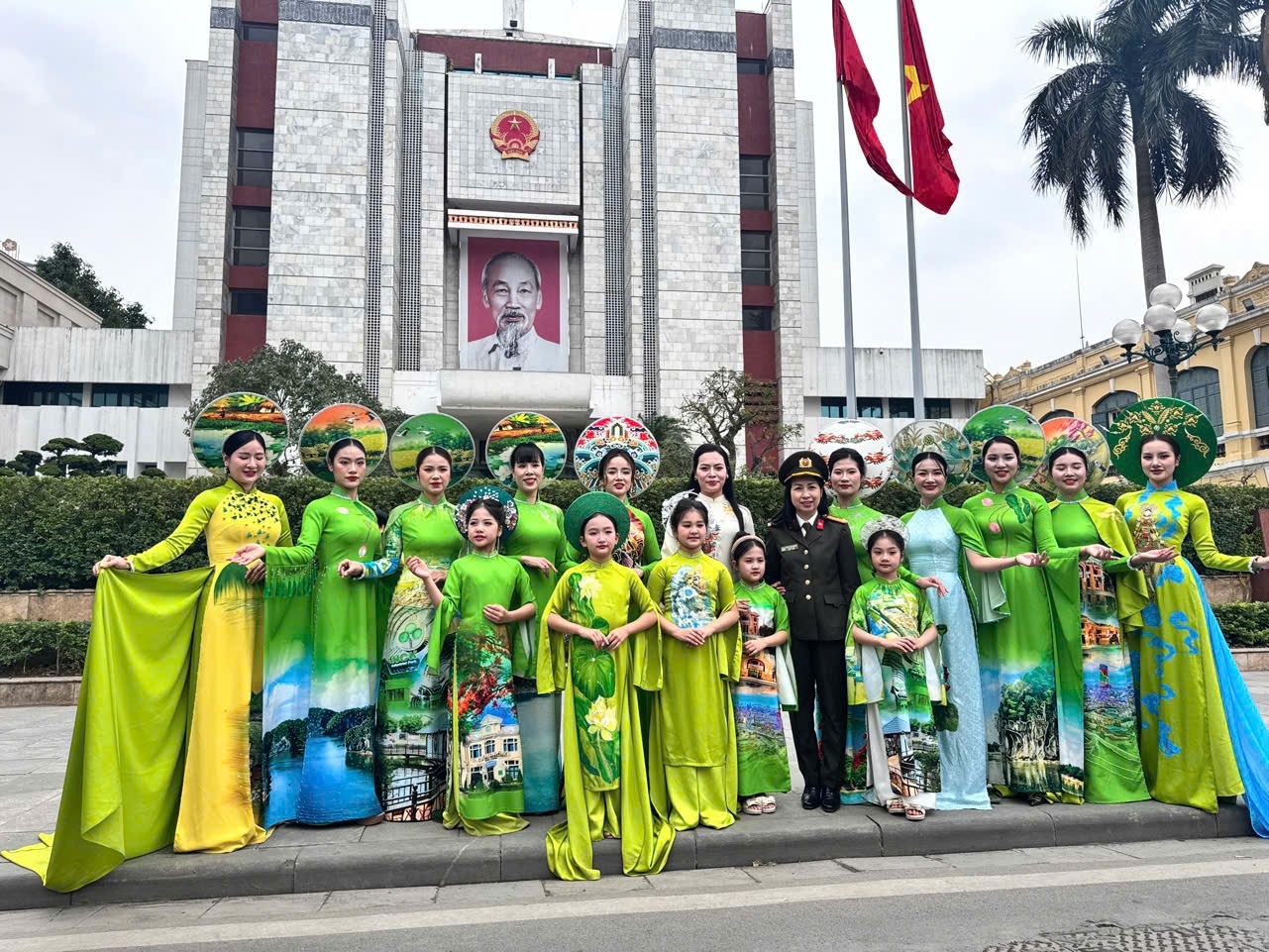 BST "Dòng chảy di sản" của NTK Cao Thu Vân khoe sắc tại Bờ Hồ- Ảnh 2. BST "Dòng chảy di sản" của NTK Cao Thu Vân khoe sắc tại Bờ Hồ- Ảnh 2.
