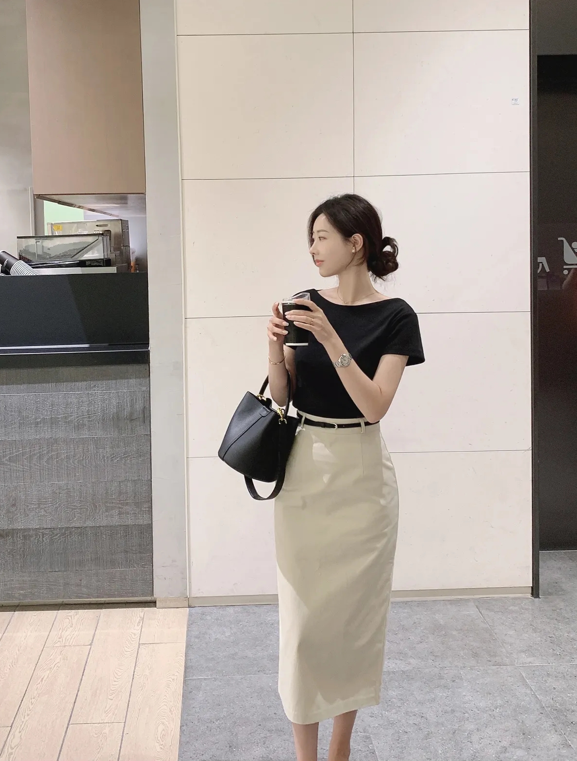 10 cách mặc áo thun nhẹ mát, thanh lịch tới công sở- Ảnh 1. 10 cách mặc áo thun nhẹ mát, thanh lịch tới công sở- Ảnh 1.