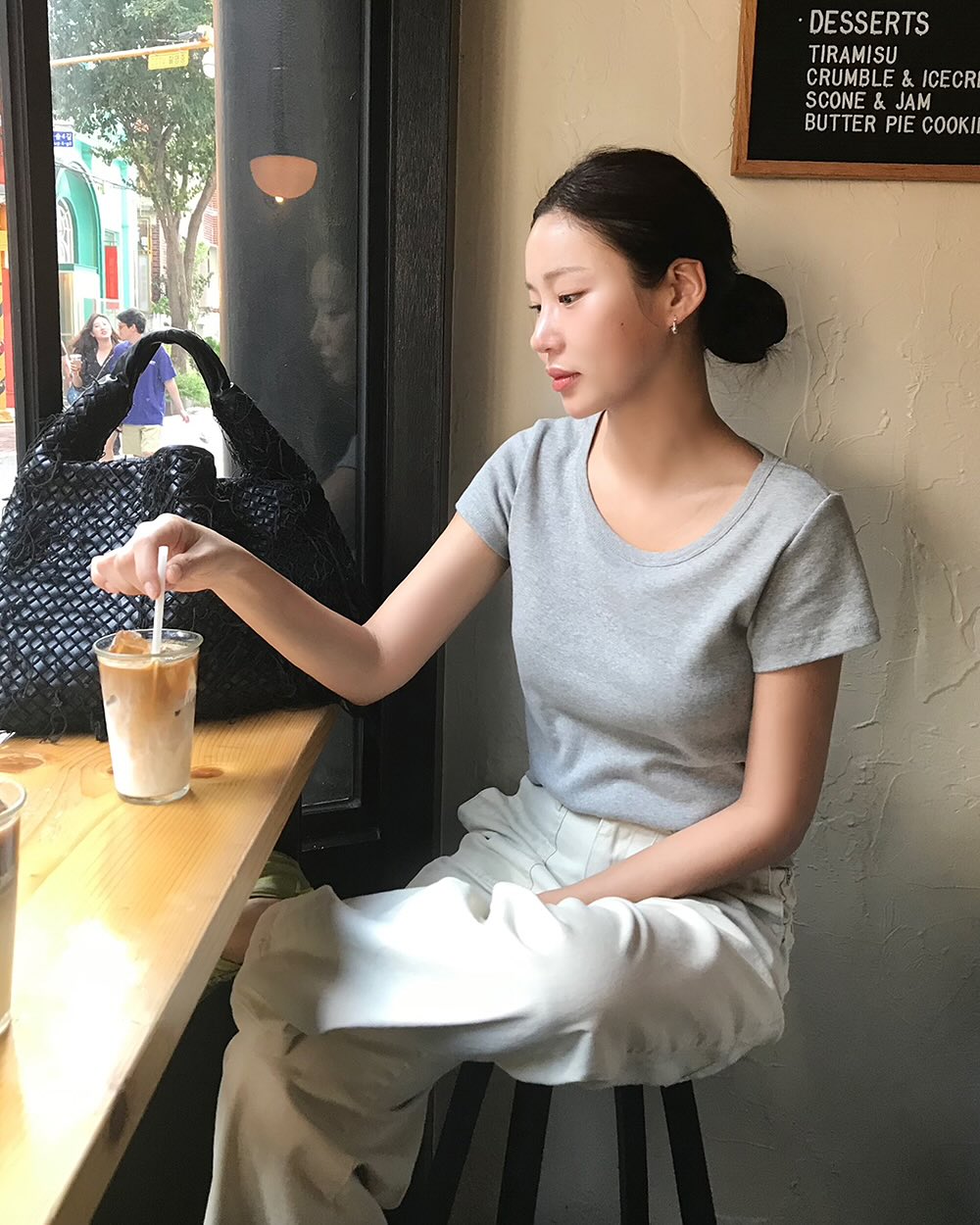 10 cách mặc áo thun nhẹ mát, thanh lịch tới công sở- Ảnh 8. 10 cách mặc áo thun nhẹ mát, thanh lịch tới công sở- Ảnh 8.