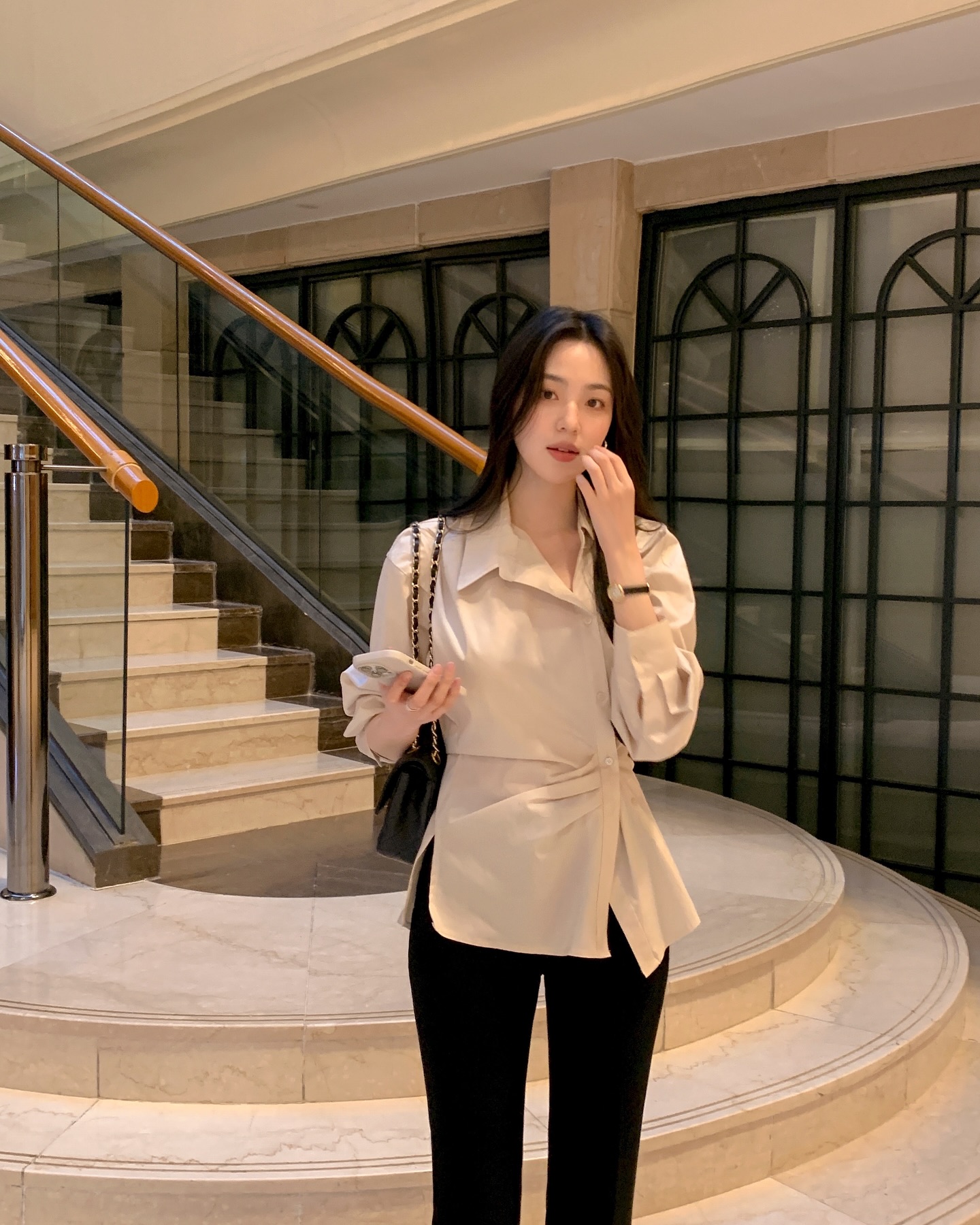 Tuyệt chiêu mặc áo sơ mi tôn dáng cao ráo, thon thả mà chị em nên biết- Ảnh 2. Tuyệt chiêu mặc áo sơ mi tôn dáng cao ráo, thon thả mà chị em nên biết- Ảnh 2.
