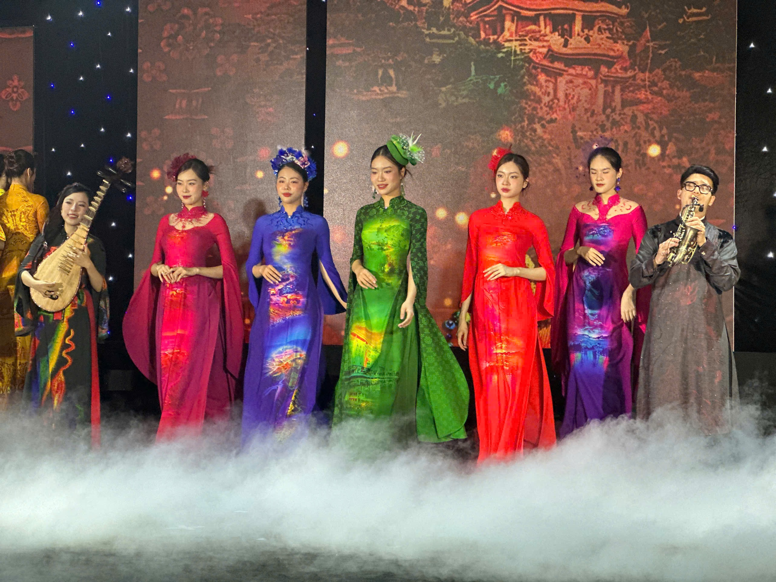 Kể chuyện một vòng Việt Nam qua tà áo dài- Ảnh 3. Kể chuyện một vòng Việt Nam qua tà áo dài- Ảnh 3.