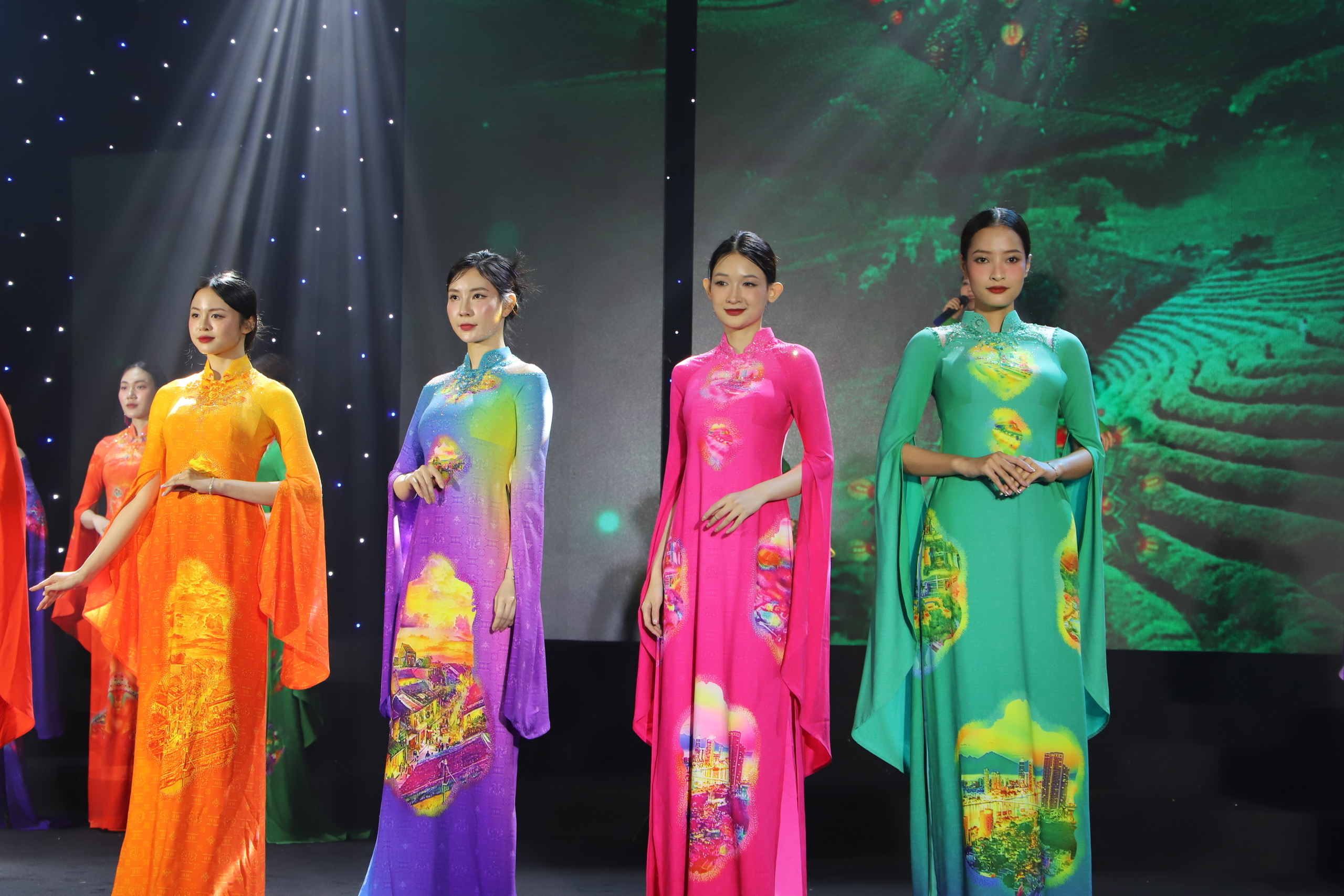 Kể chuyện một vòng Việt Nam qua tà áo dài- Ảnh 4. Kể chuyện một vòng Việt Nam qua tà áo dài- Ảnh 4.