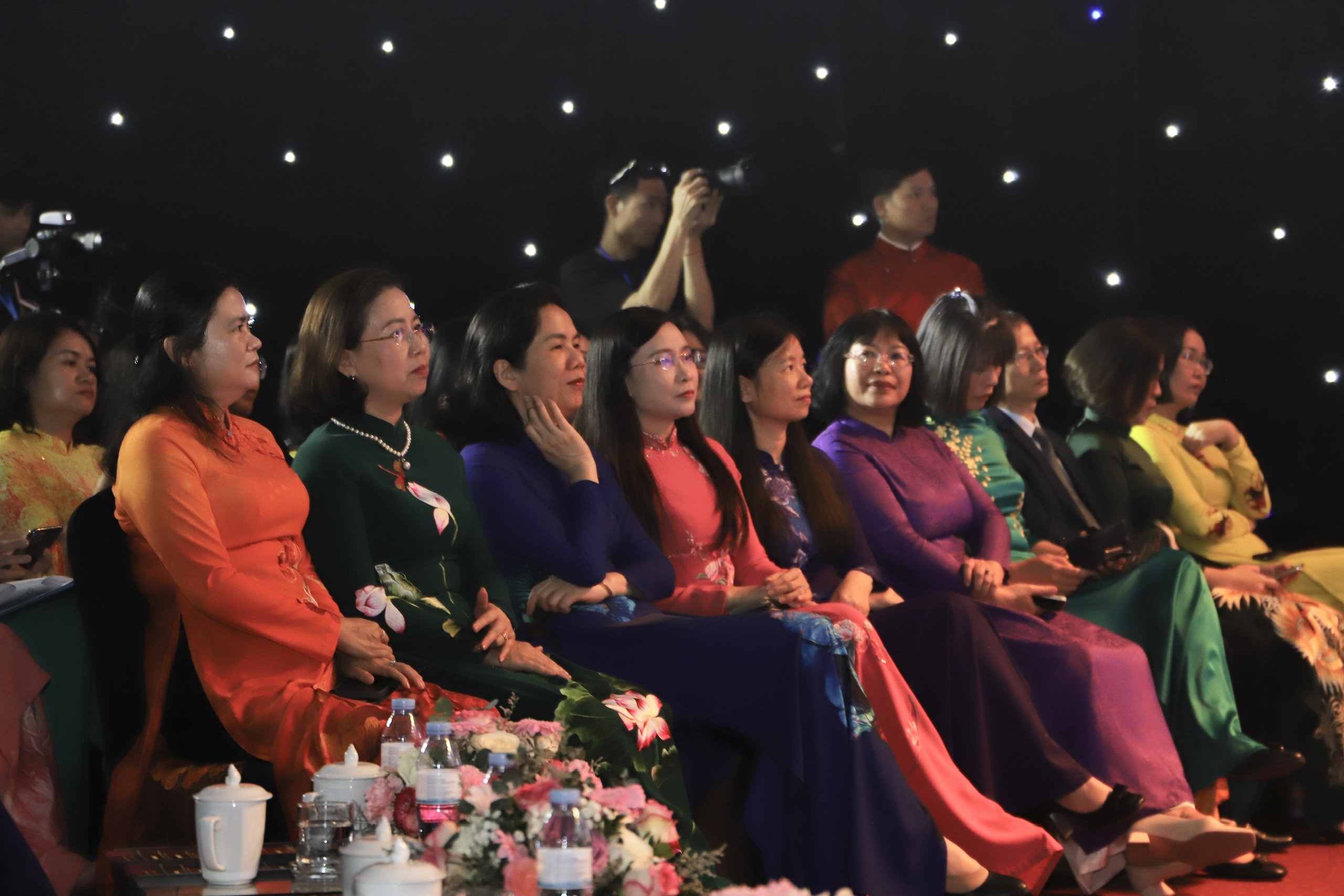 Kể chuyện một vòng Việt Nam qua tà áo dài- Ảnh 2. Kể chuyện một vòng Việt Nam qua tà áo dài- Ảnh 2.