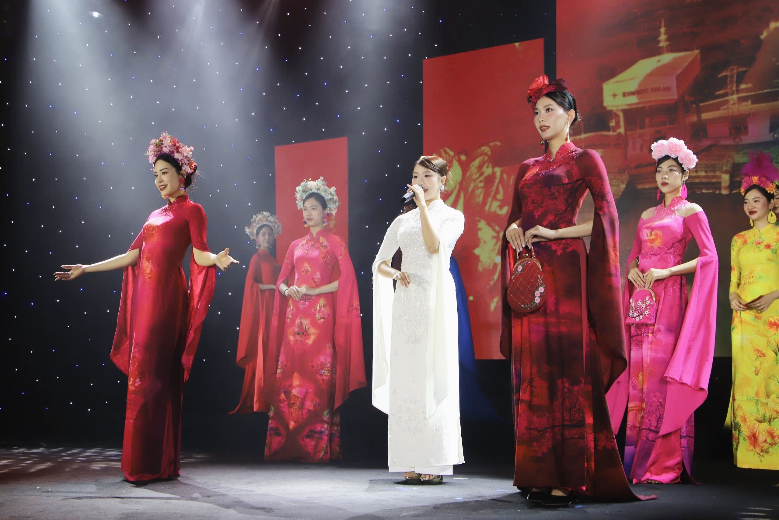 Kể chuyện một vòng Việt Nam qua tà áo dài- Ảnh 7. Kể chuyện một vòng Việt Nam qua tà áo dài- Ảnh 7.