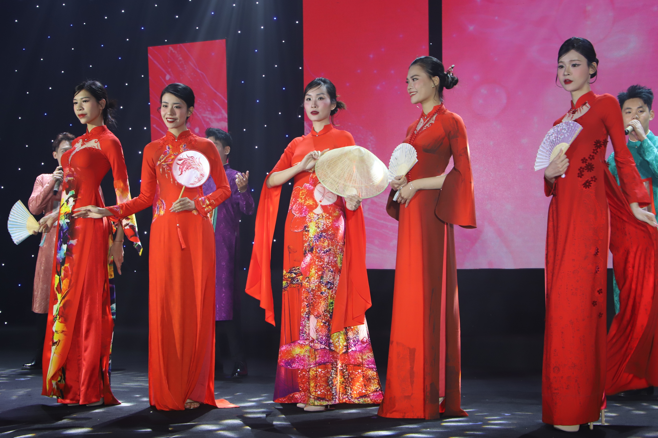 Câu chuyện áo dài: Tinh hoa áo dài Việt Nam - Ảnh 10. Câu chuyện áo dài: Tinh hoa áo dài Việt Nam - Ảnh 10.